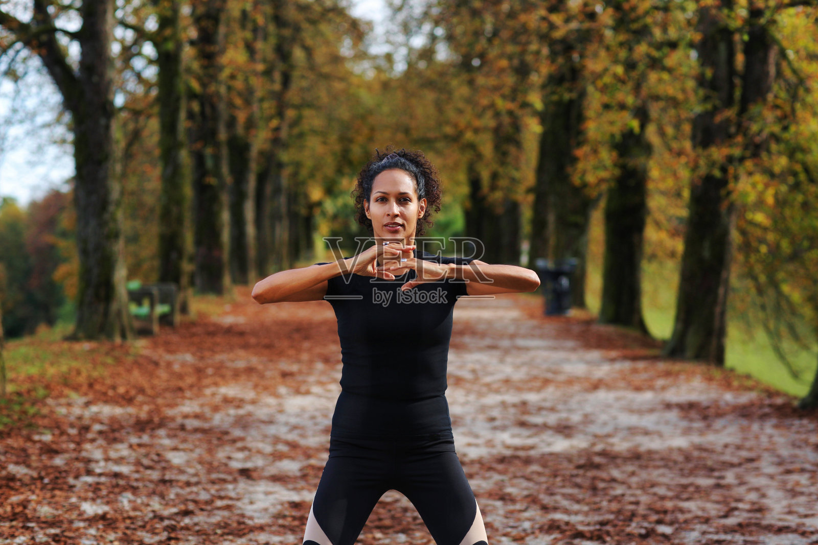女子在户外双臂放在胸前冥想照片摄影图片