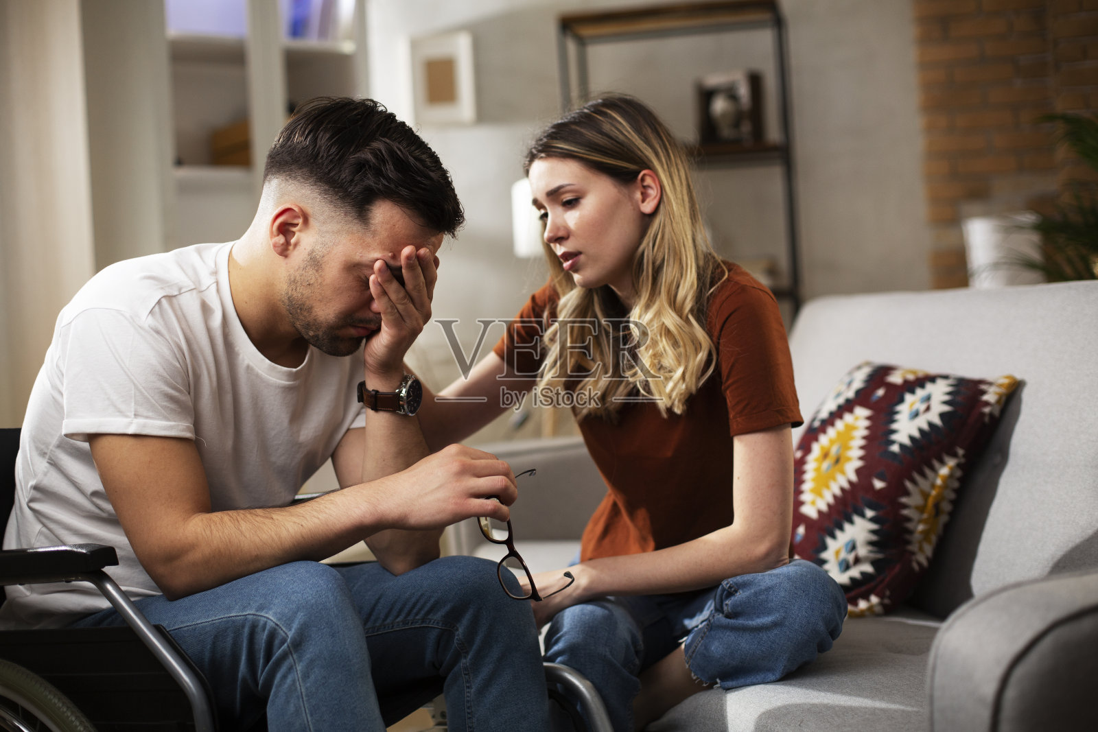 女朋友安慰她悲伤的男朋友照片摄影图片