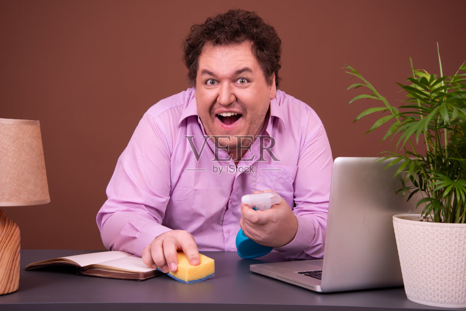 滑稽的人清理桌面。照片摄影图片