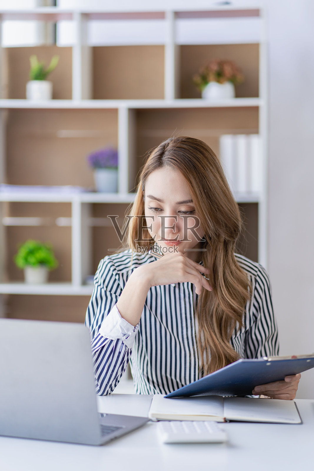 财务分析会计报告，收入统计，公司业绩图利润和增长，研究，垂直形象。照片摄影图片