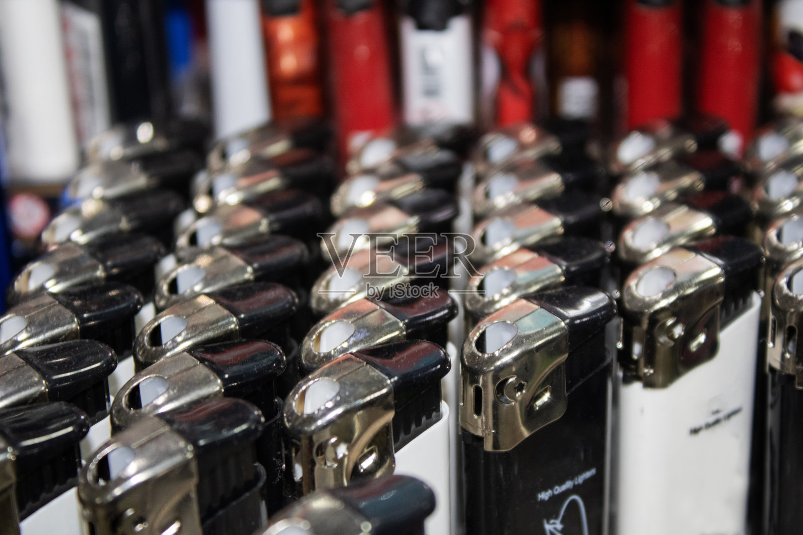 内衬黑白香烟打火机。照片摄影图片