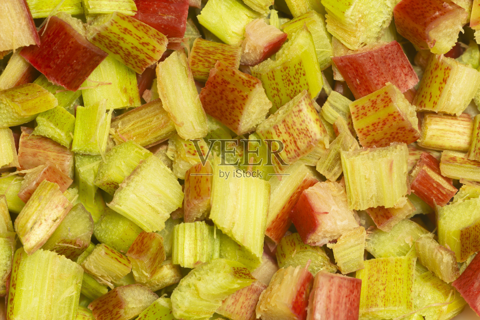 新鲜切好的大黄准备烹调照片摄影图片