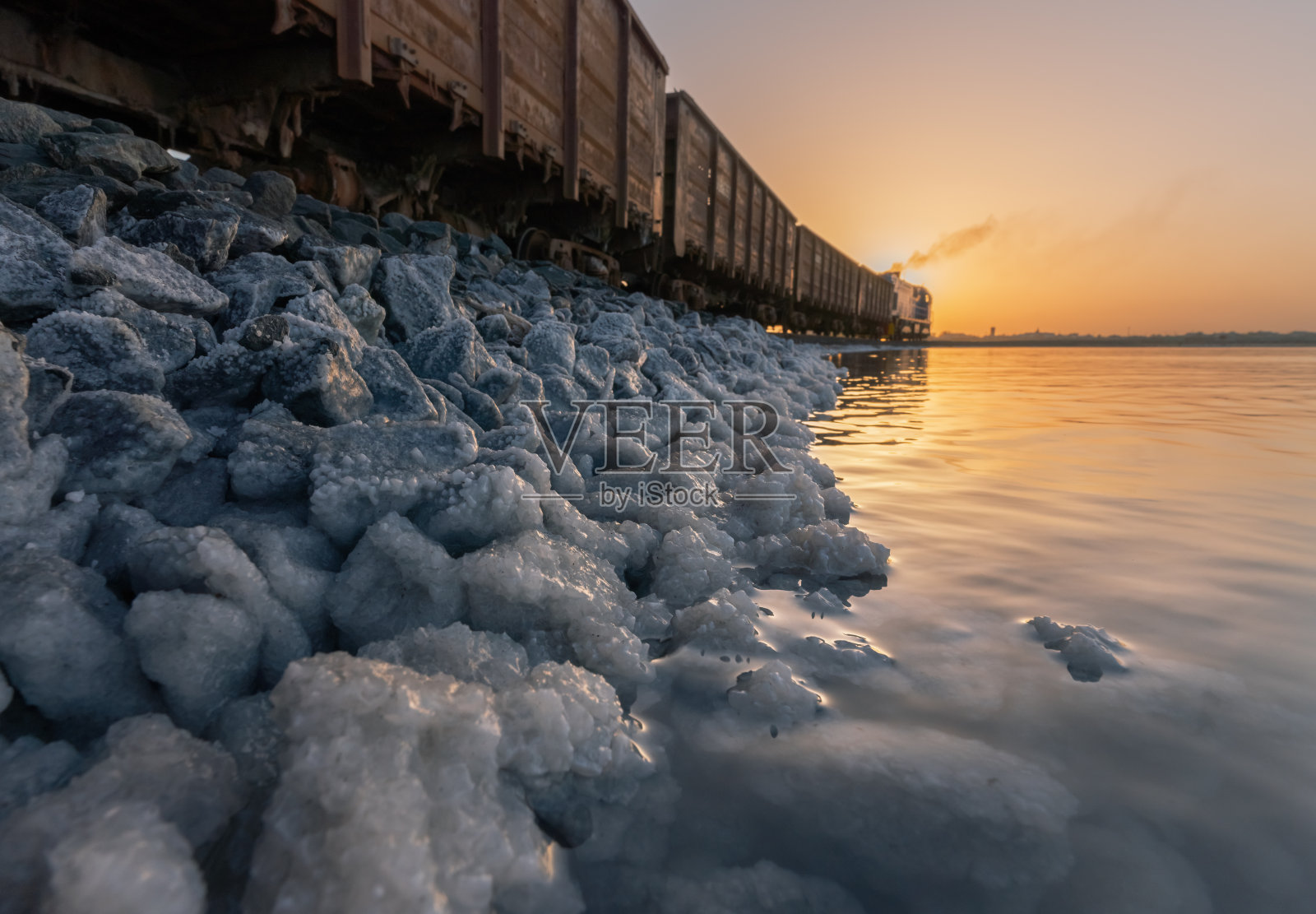 在Baskunchak湖运输盐的盐矿列车照片摄影图片