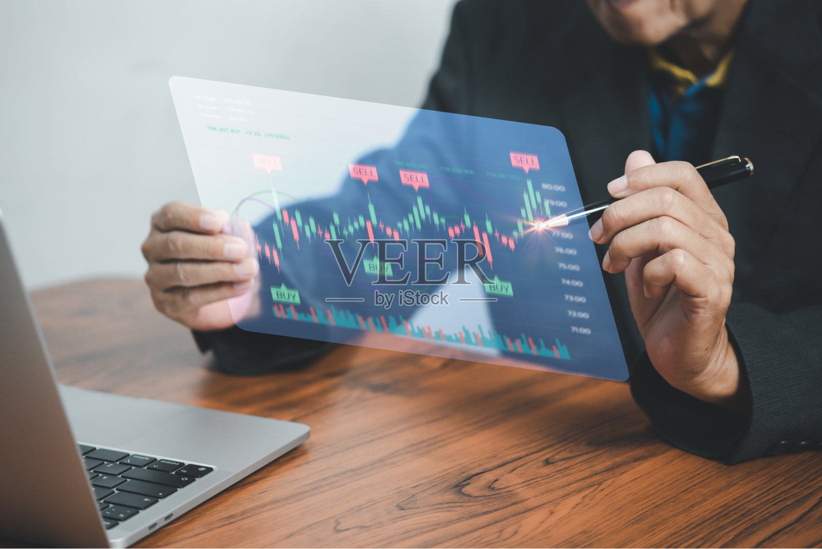 商人在笔记本电脑上进行股票交易。企业财务分析增长指标正增长和市场投资外汇兑换规划概念照片摄影图片