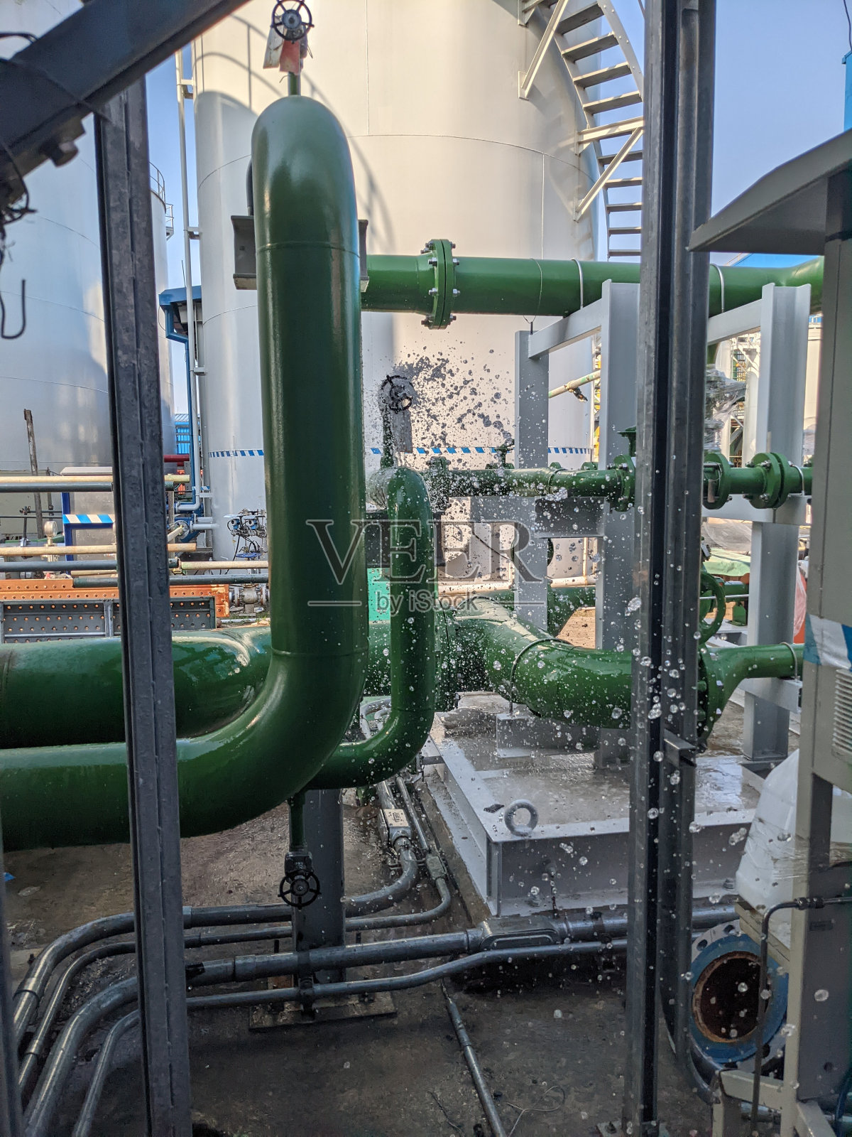 排气管上溅起水花的景观照片。照片摄影图片