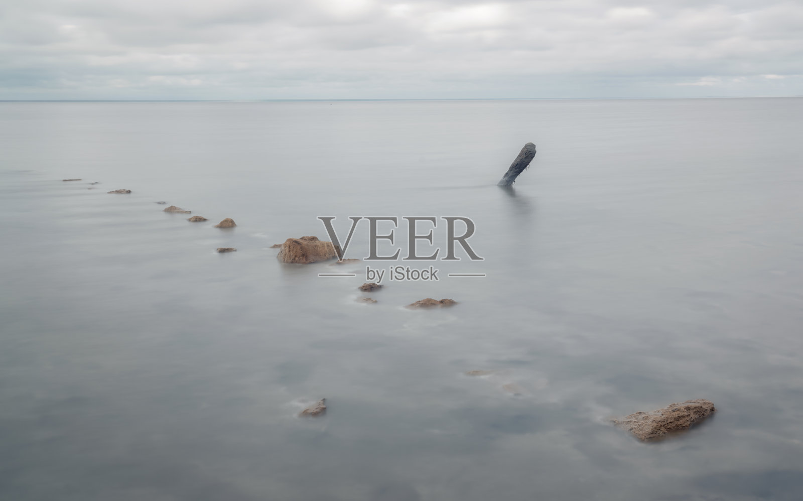 覆盖着盐晶体的旧木桩的残骸正流入伏尔加格勒地区的埃尔顿盐湖照片摄影图片