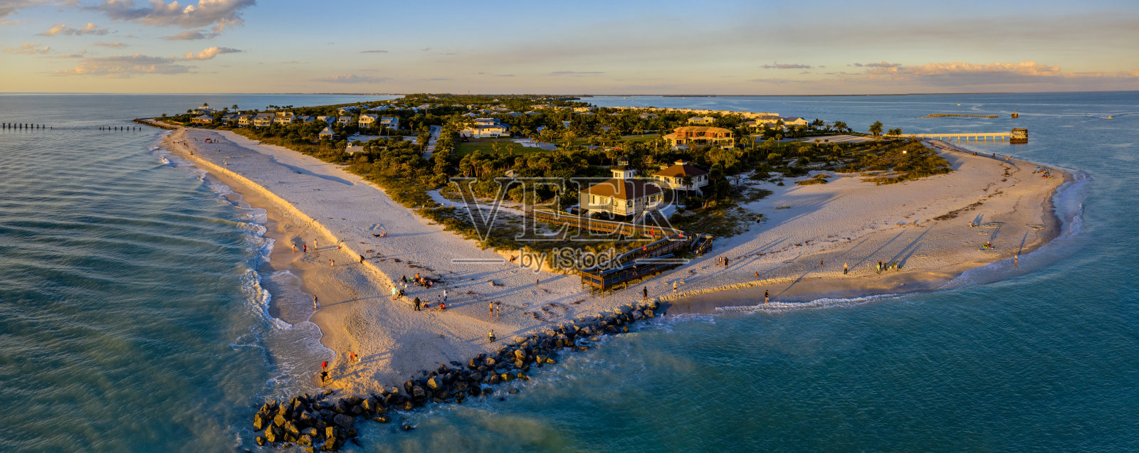 博卡格兰德灯塔和海岸线，加斯帕里利亚岛，佛罗里达州照片摄影图片