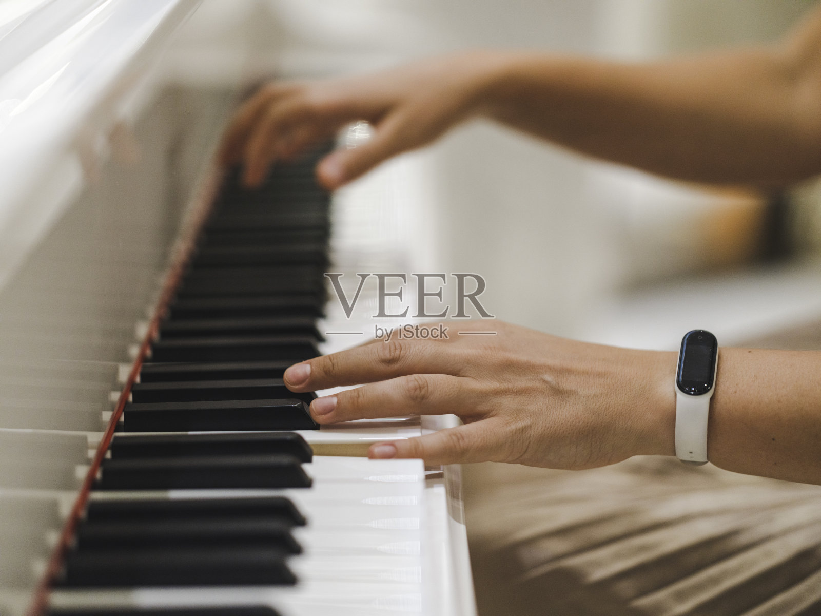 一个正在弹钢琴的女人照片摄影图片