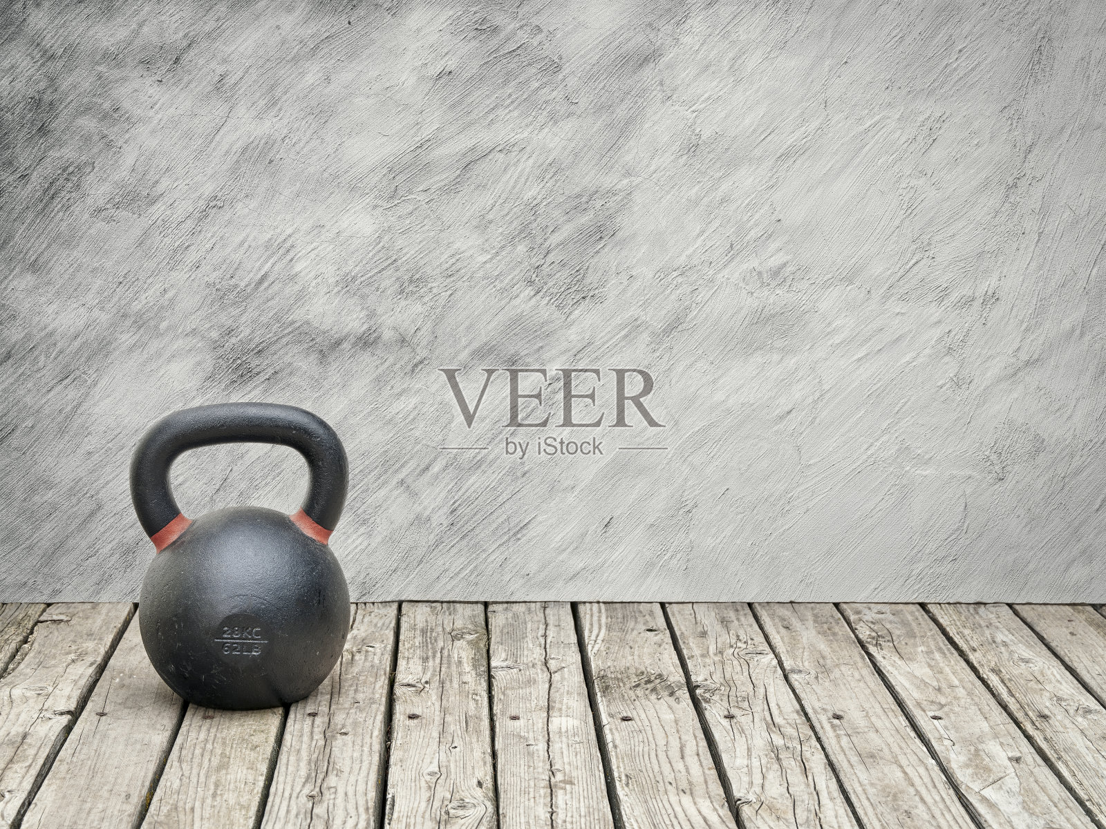 乡村木头上的铁壶铃照片摄影图片