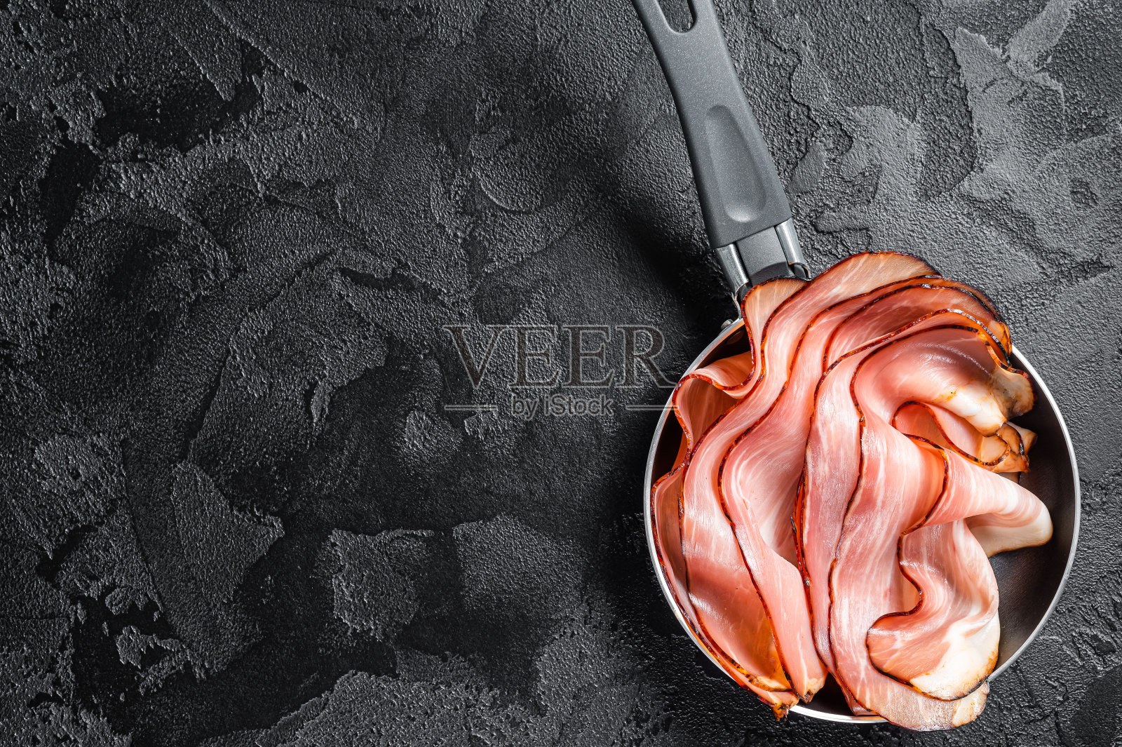 黑森林火腿的煎煮。黑色背景。前视图。本空间照片摄影图片