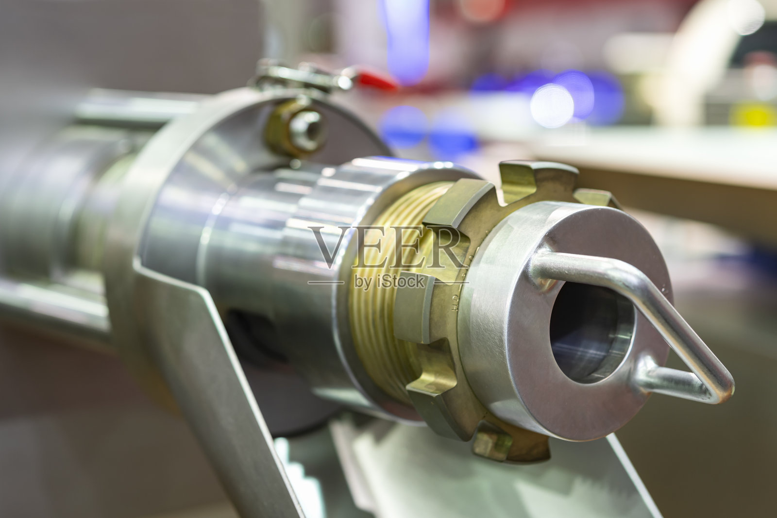 用于食品工业的自动商用绞肉机或碎肉机的关闭出料管照片摄影图片