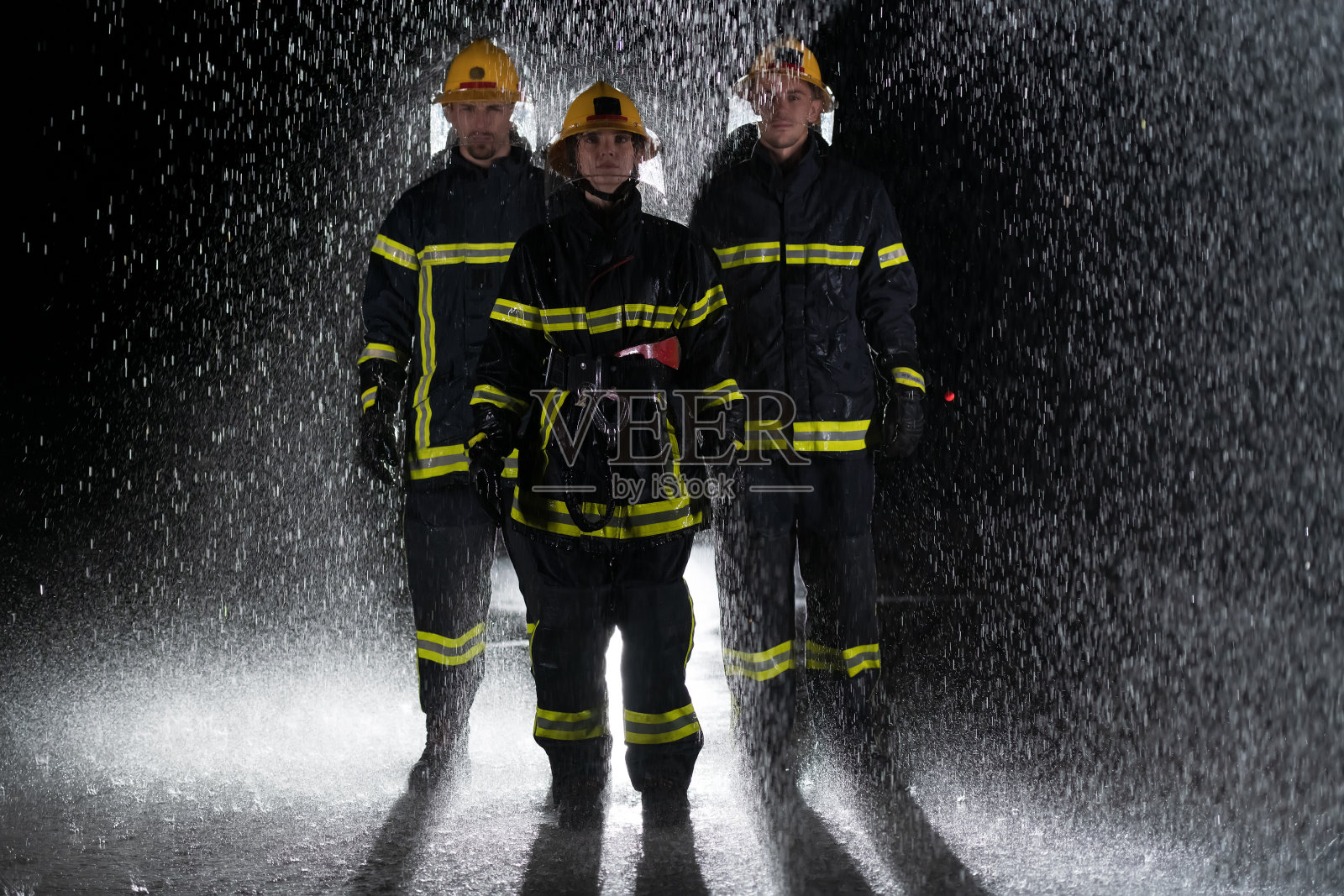 肖像的一群消防员站和走勇敢和乐观的女性作为队长。照片摄影图片