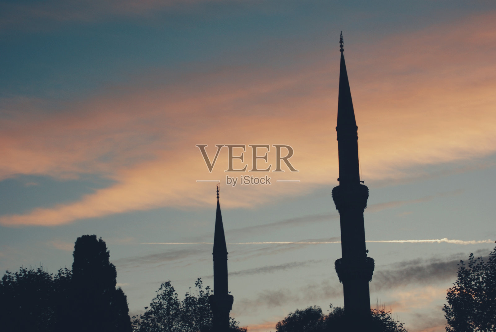 高耸天际的西路特照片摄影图片