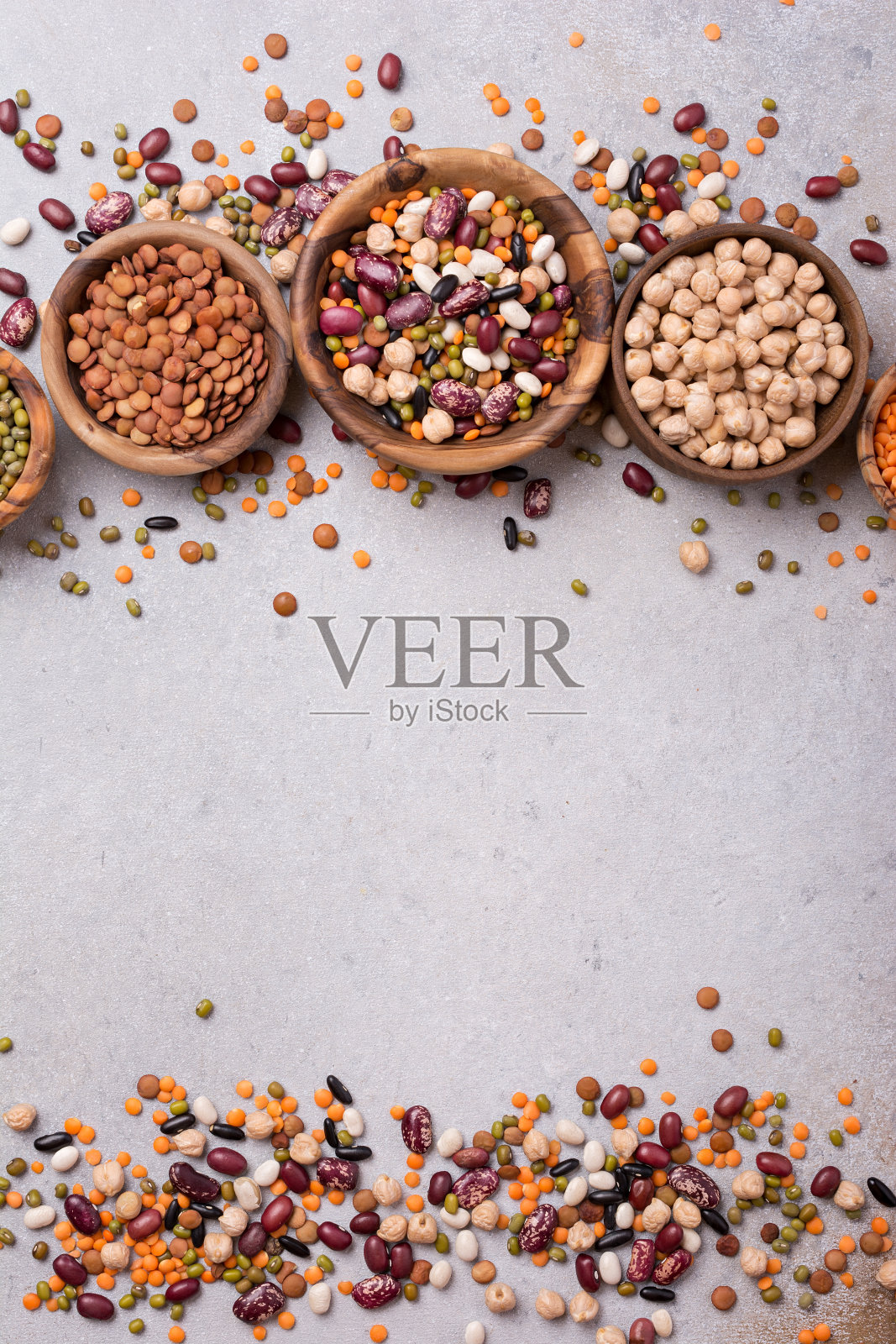 不同的豆子，扁豆，绿豆，鹰嘴豆装在木碗里照片摄影图片