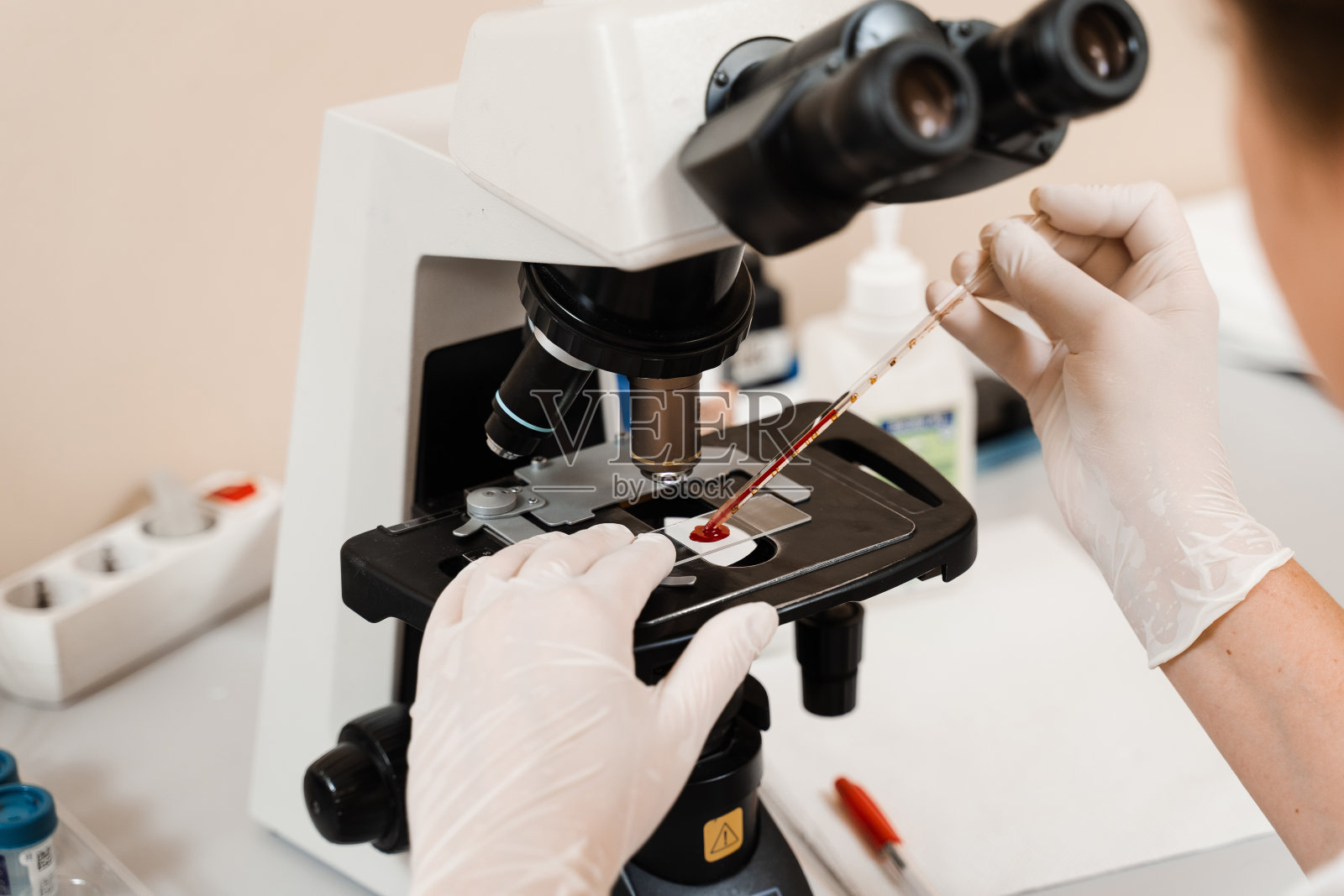 血液分析用显微镜实验室特写。医疗诊所血液学、生化血液检验用医疗设备。照片摄影图片