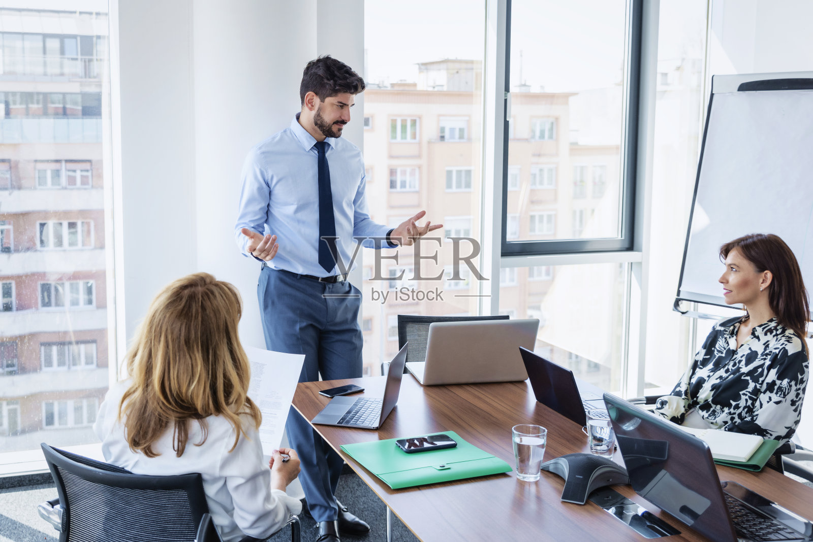 商务会议在一个现代化的办公室照片摄影图片