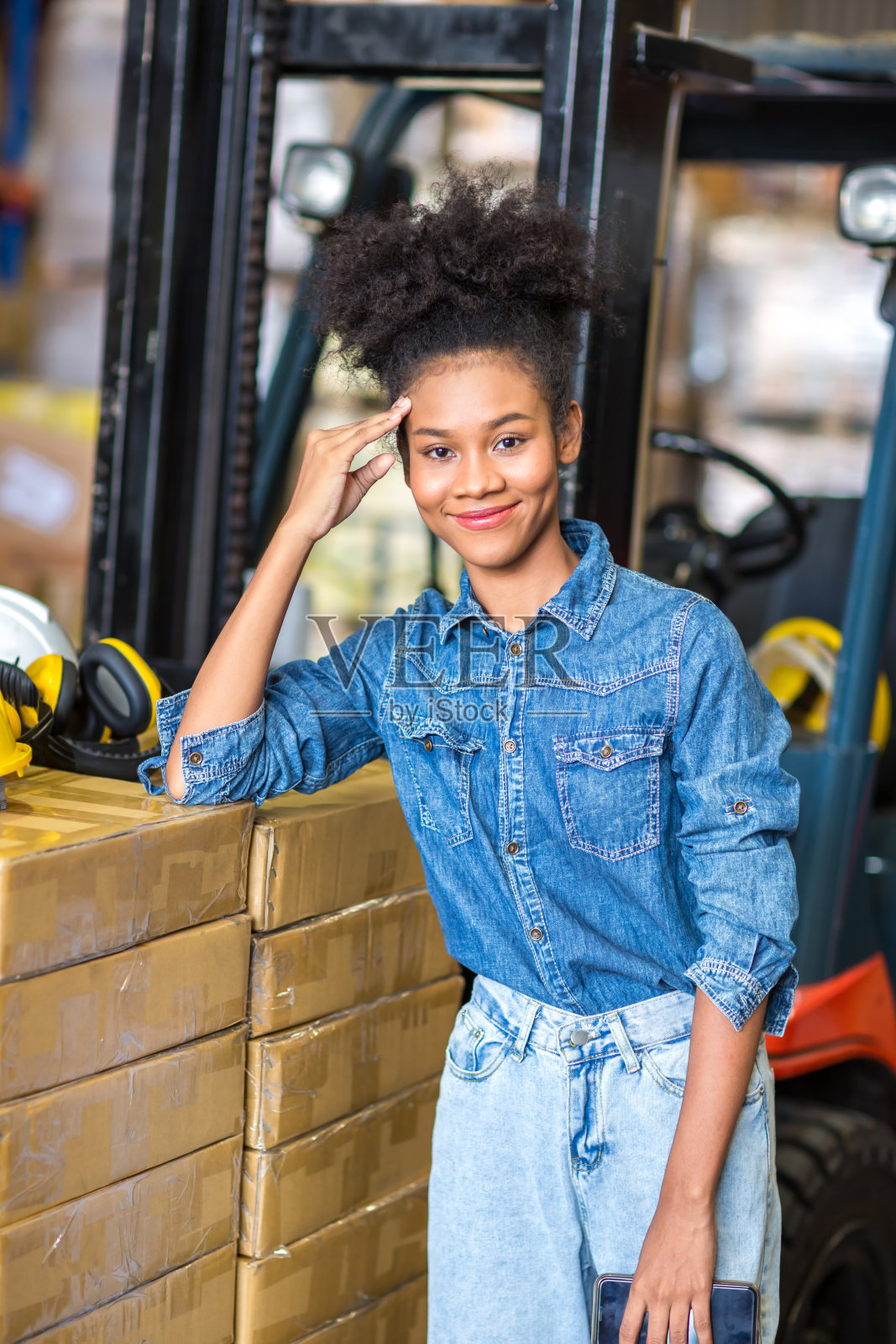 在仓库工作的非裔美国工人的肖像。照片摄影图片
