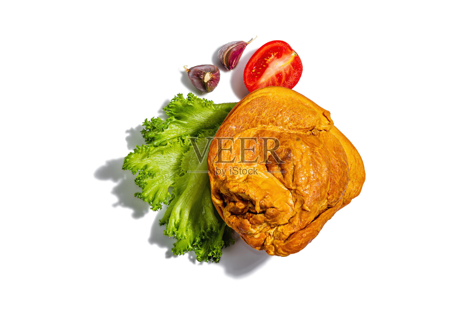 传统的啤酒节烟熏猪肉关节分离在白色。德国节日食物概念照片摄影图片