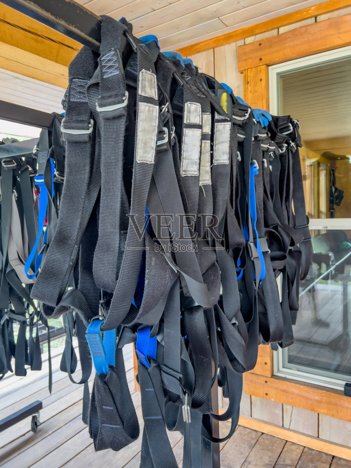 准备在高绳索和攀爬过程中使用的一排挽具。照片摄影图片