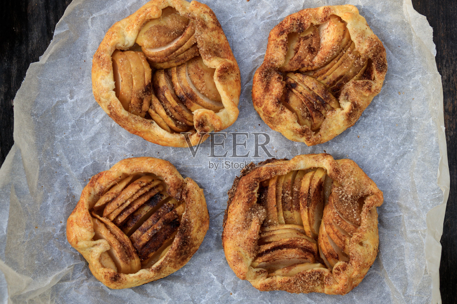 乡村传统的法国饼干蛋糕，秋天的苹果风格，俯视图照片摄影图片