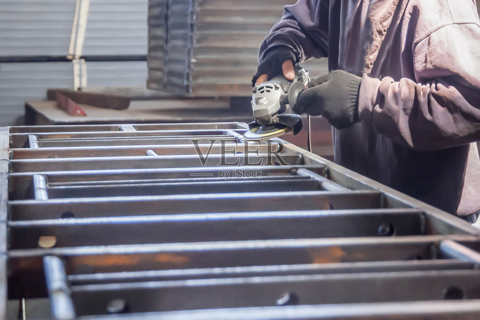 工人用工具加工管子照片摄影图片