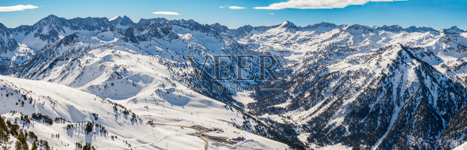 在巴奎拉滑雪场的山脉，加泰罗尼亚照片摄影图片