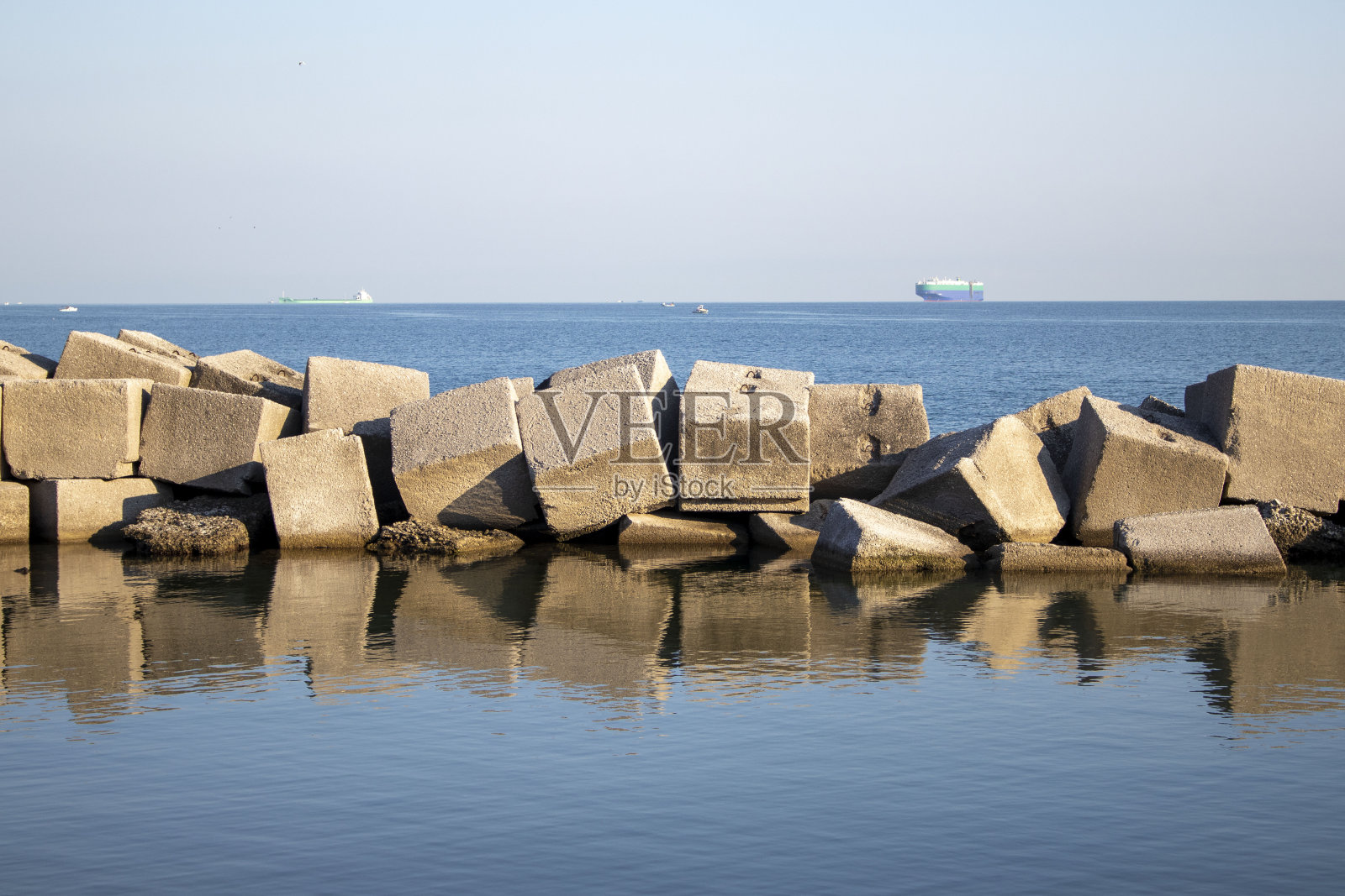 海上的石头。蓝色大海里的阶梯。美丽的石头倒影。照片摄影图片