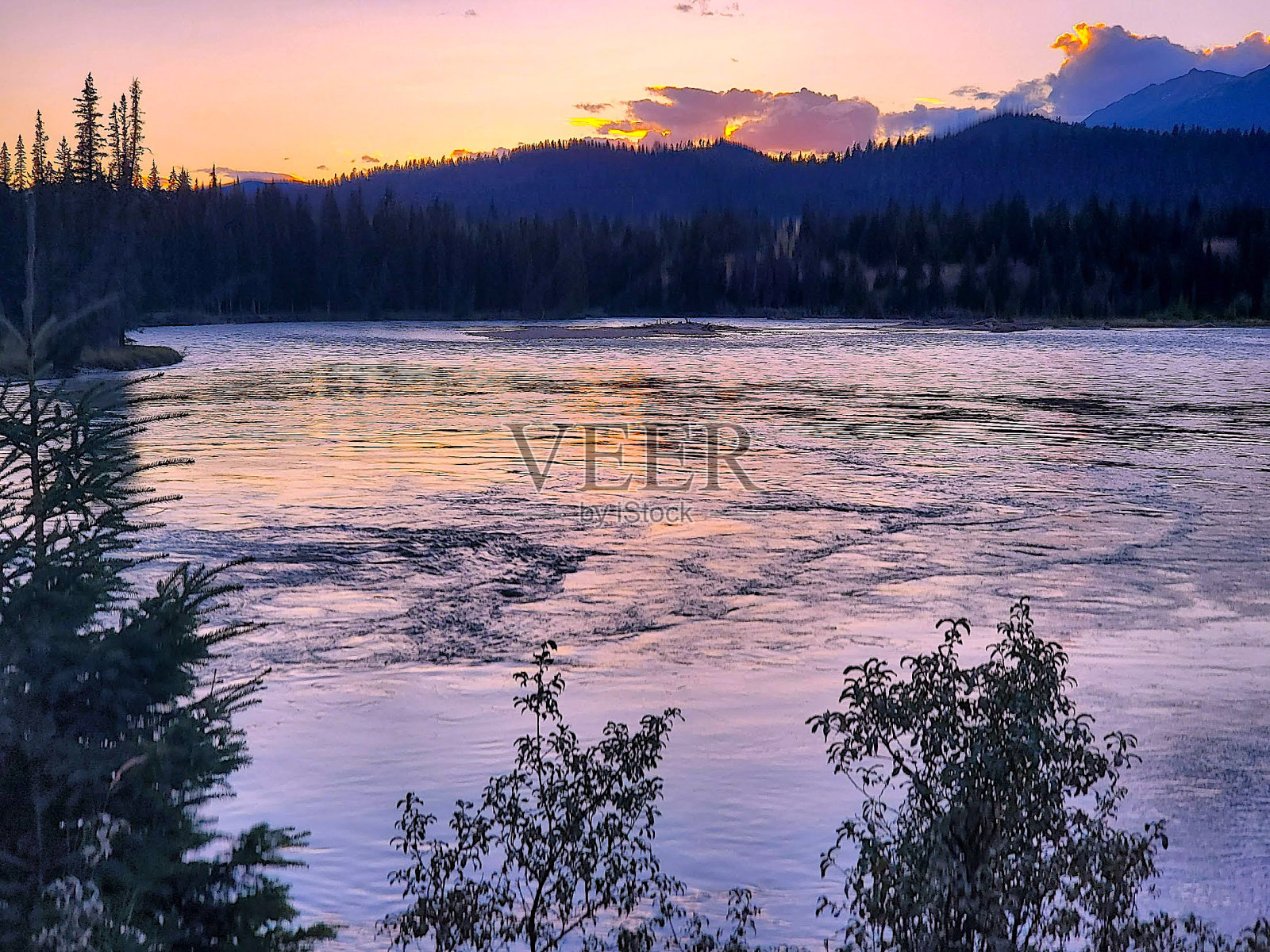 在加拿大贾斯帕国家公园俯瞰阿萨巴斯卡河的老堡点的日落照片摄影图片