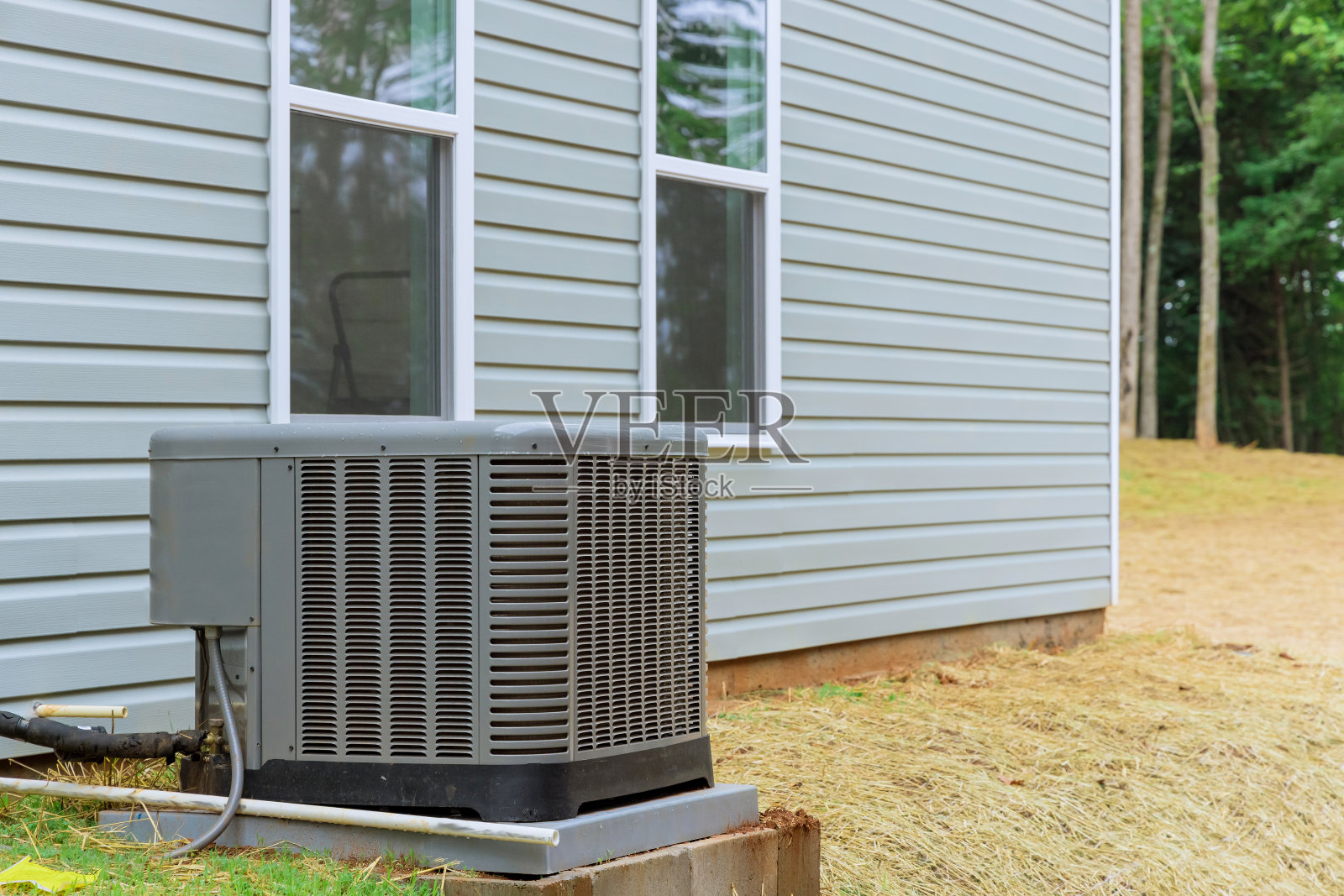 在一栋新房子的附近，正在为住宅安装一台电动空调照片摄影图片