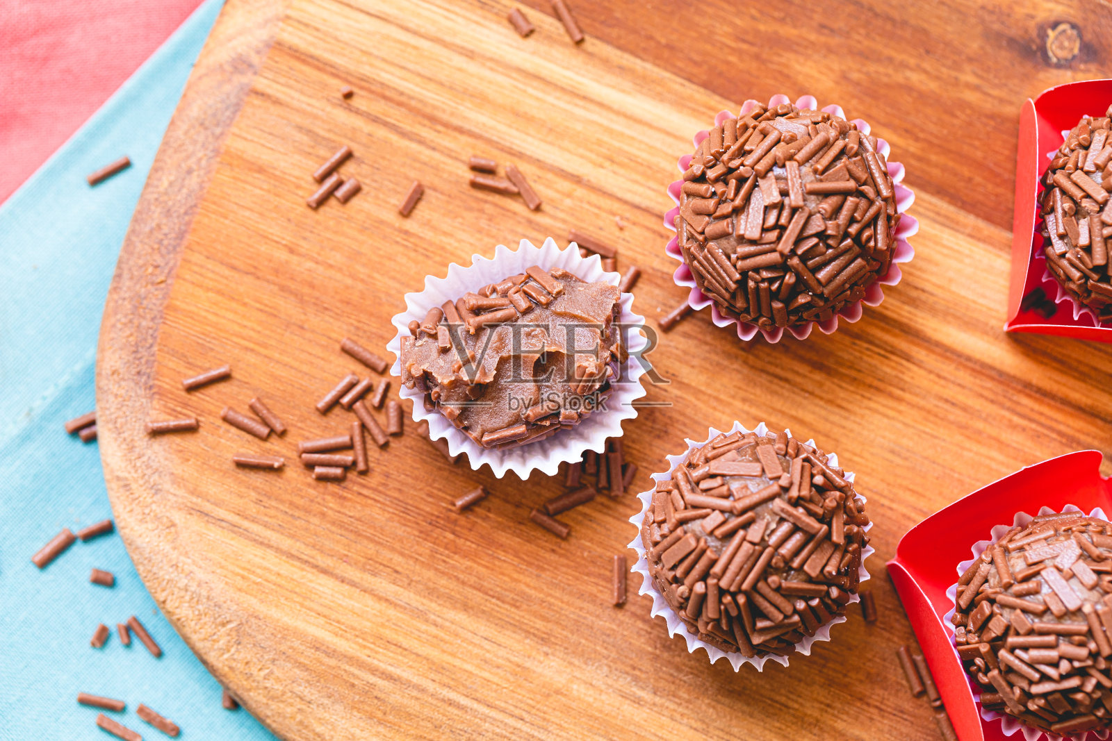 Brigadeiro美食。聚会和生日时的传统巴西甜点。照片摄影图片