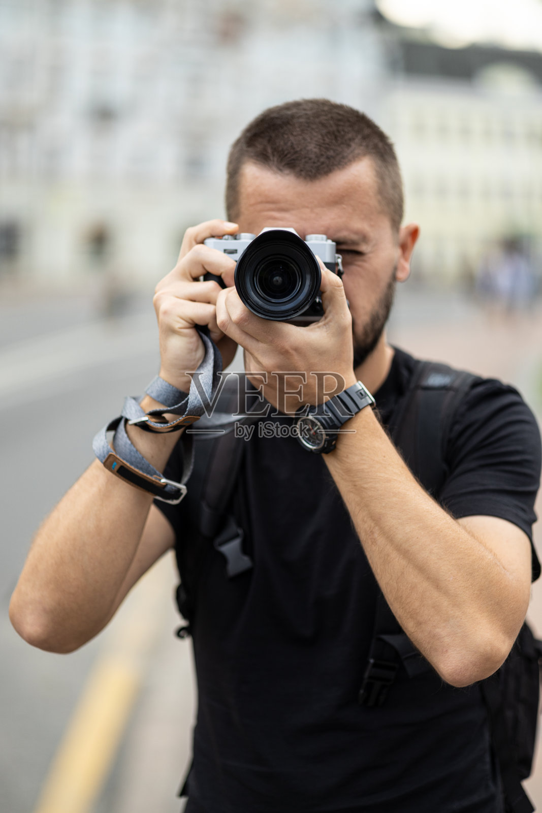 一名男子用相机拍照照片摄影图片