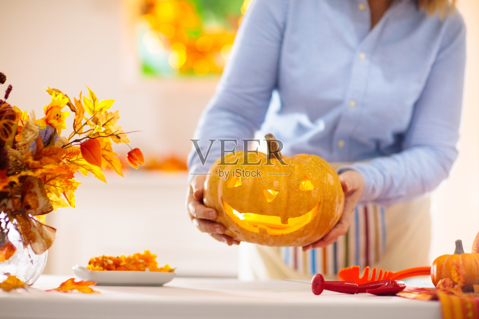 家庭雕刻南瓜为万圣节照片摄影图片