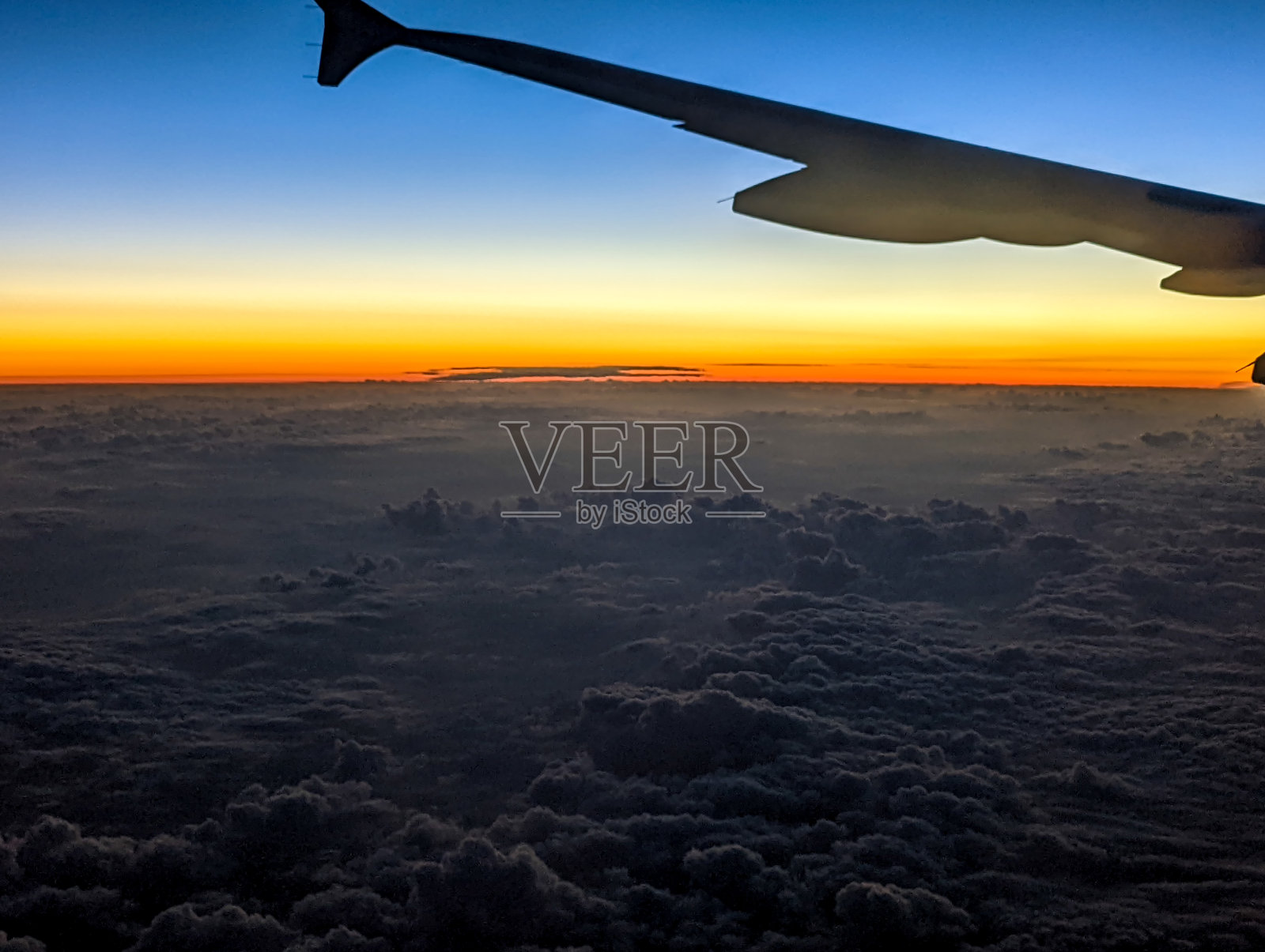 清晨从飞机上看到的日出照片摄影图片
