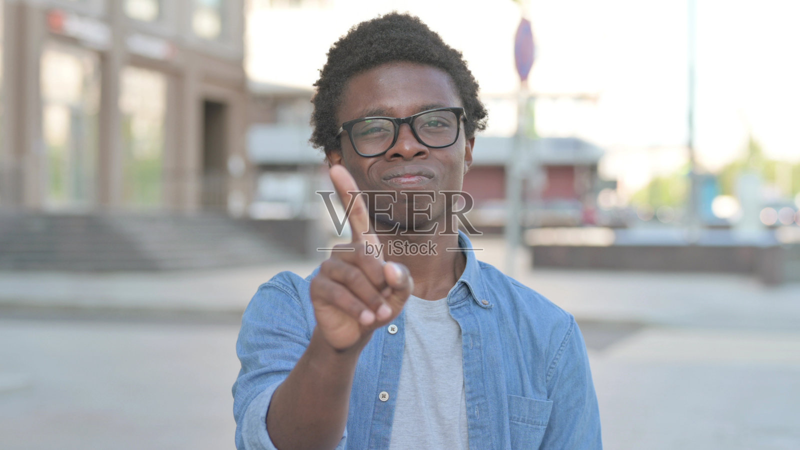 拒绝拒绝年轻的非洲人站在户外照片摄影图片