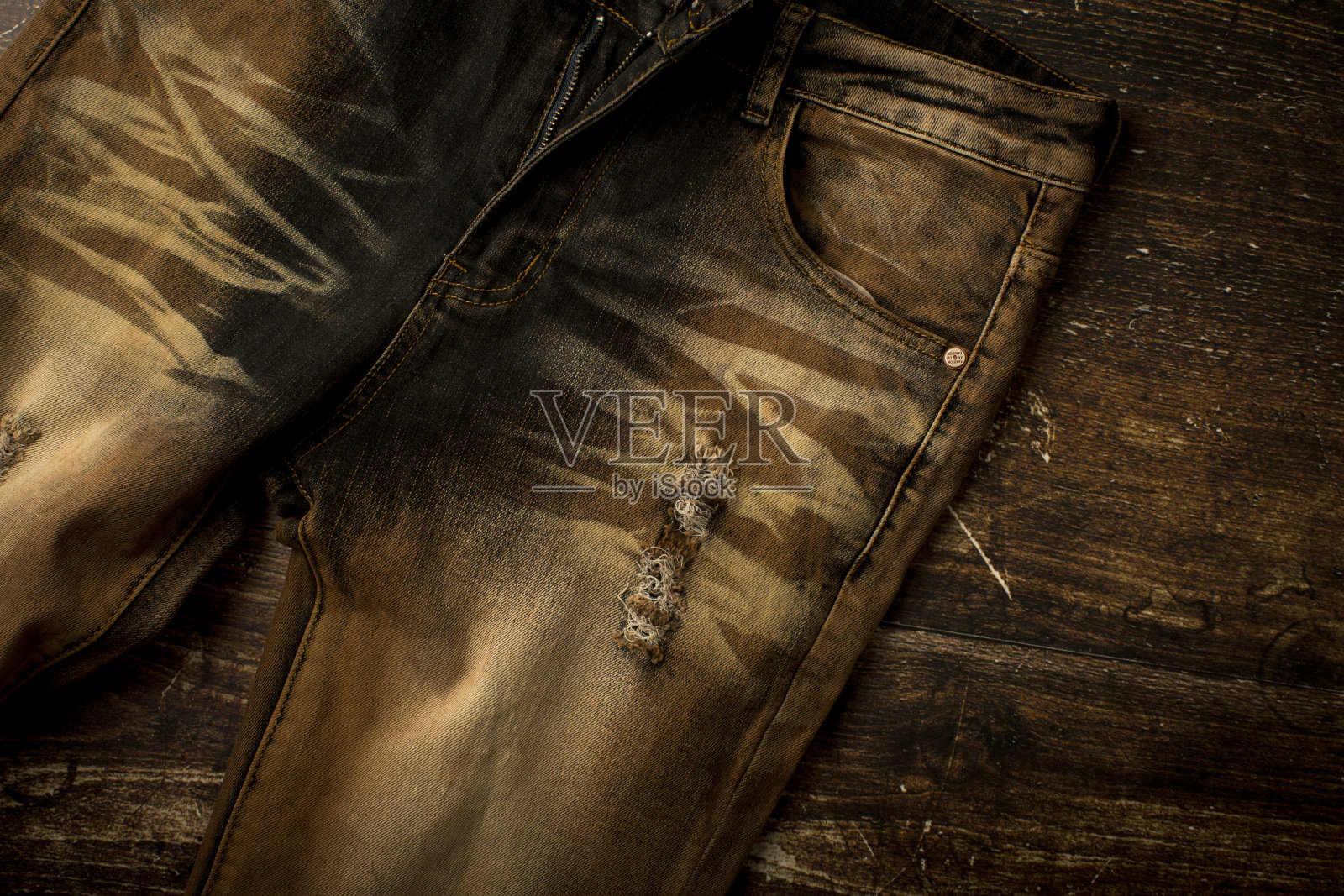 近距离观看一条棕色修身牛仔裤照片摄影图片