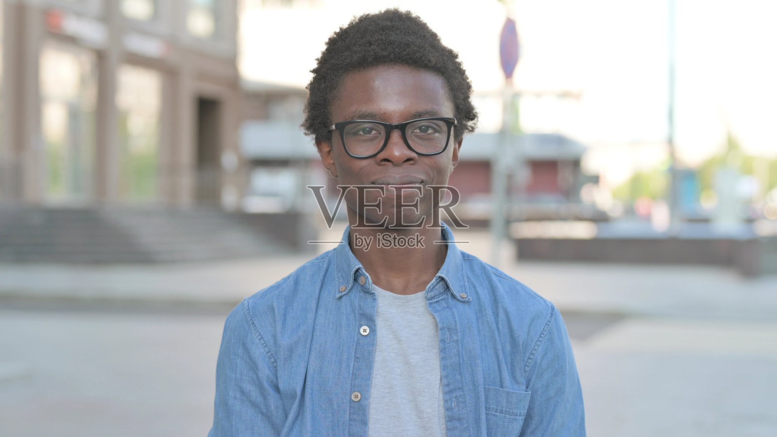 拒绝年轻的非洲人在户外摇头否认照片摄影图片