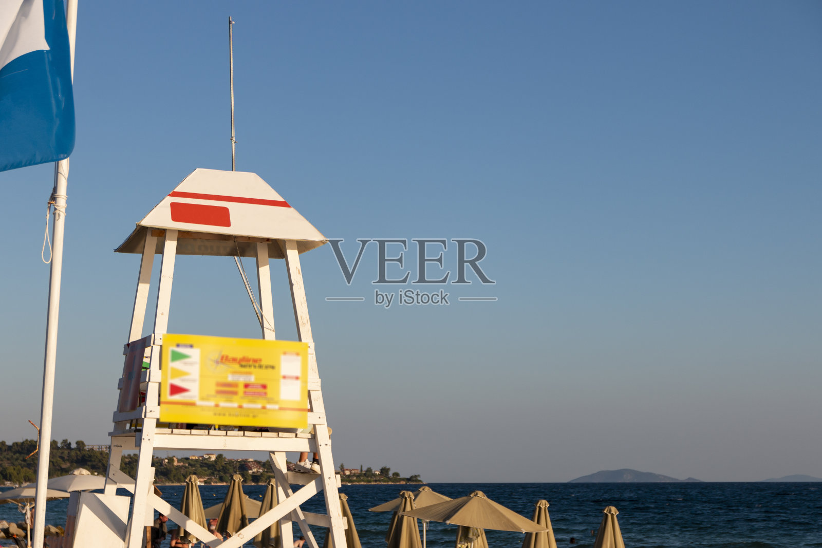 海滩上的木制瞭望塔照片摄影图片