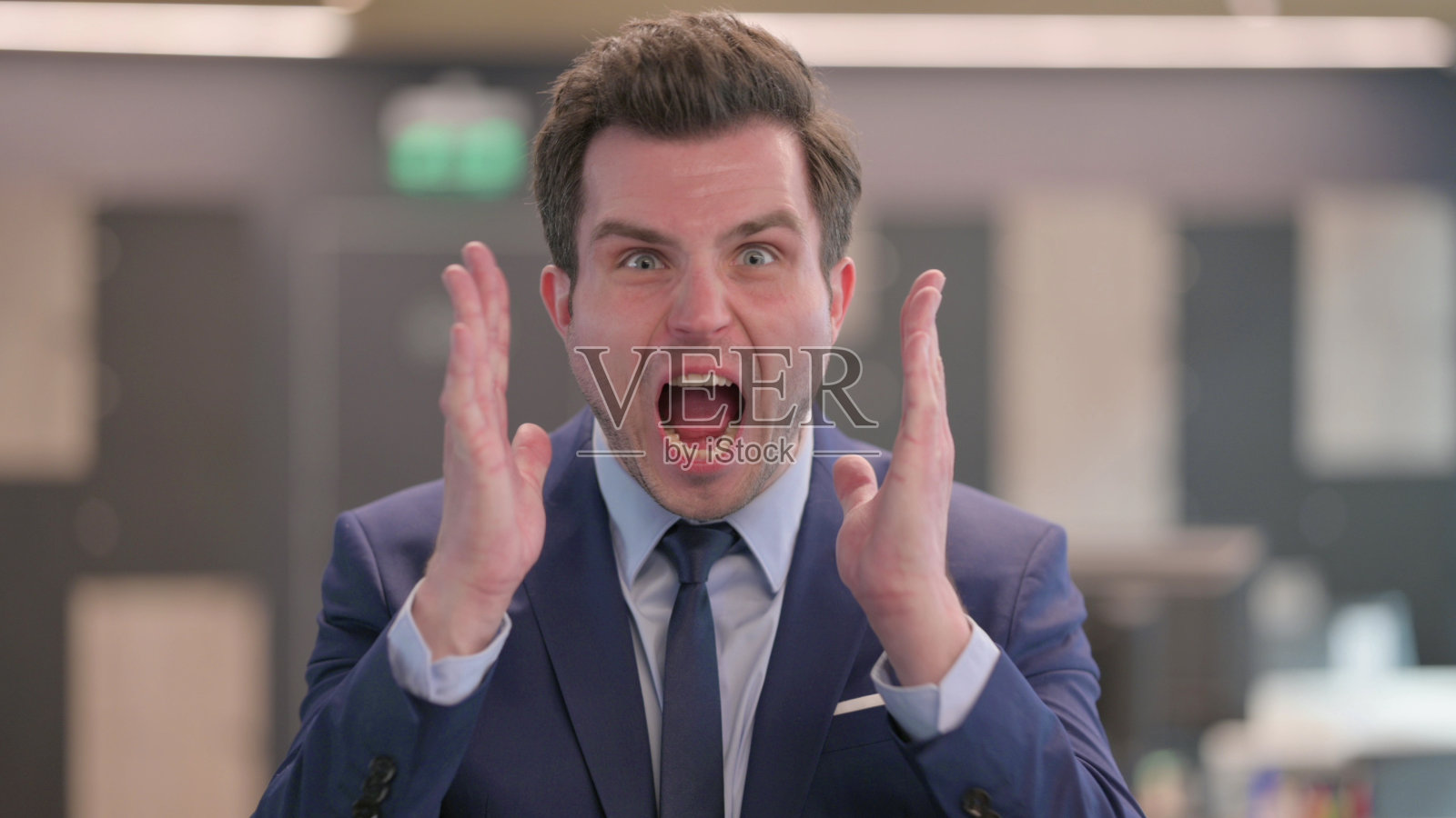 大喊大叫的商人肖像照片摄影图片