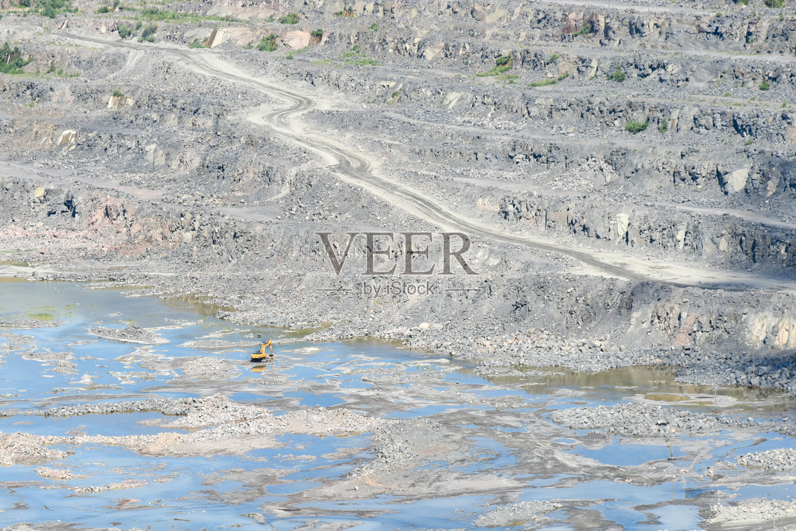 技术工作在一个大型采石场照片摄影图片