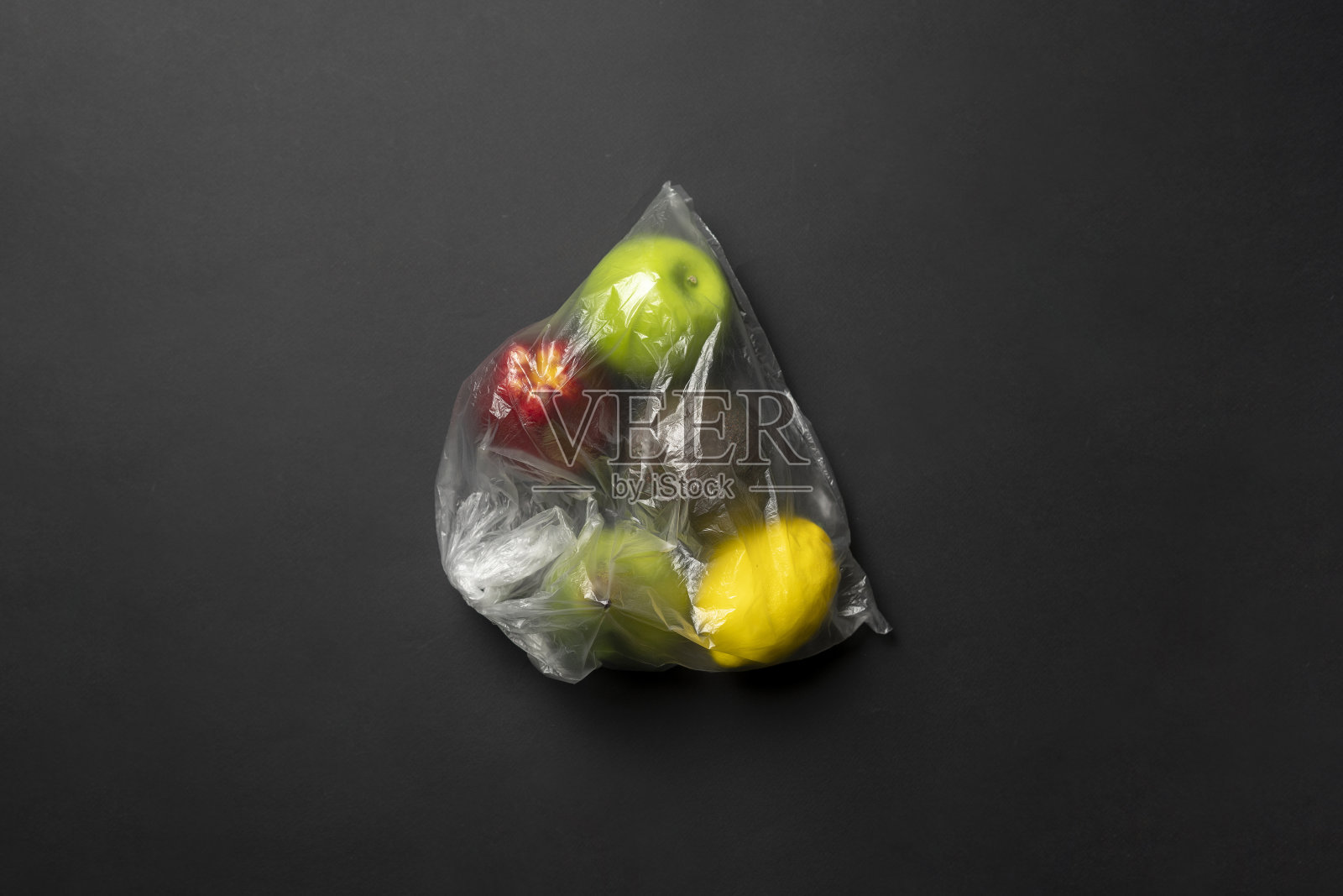 新鲜水果食品用塑料袋包装。苹果，橘子，香蕉，牛油果照片摄影图片