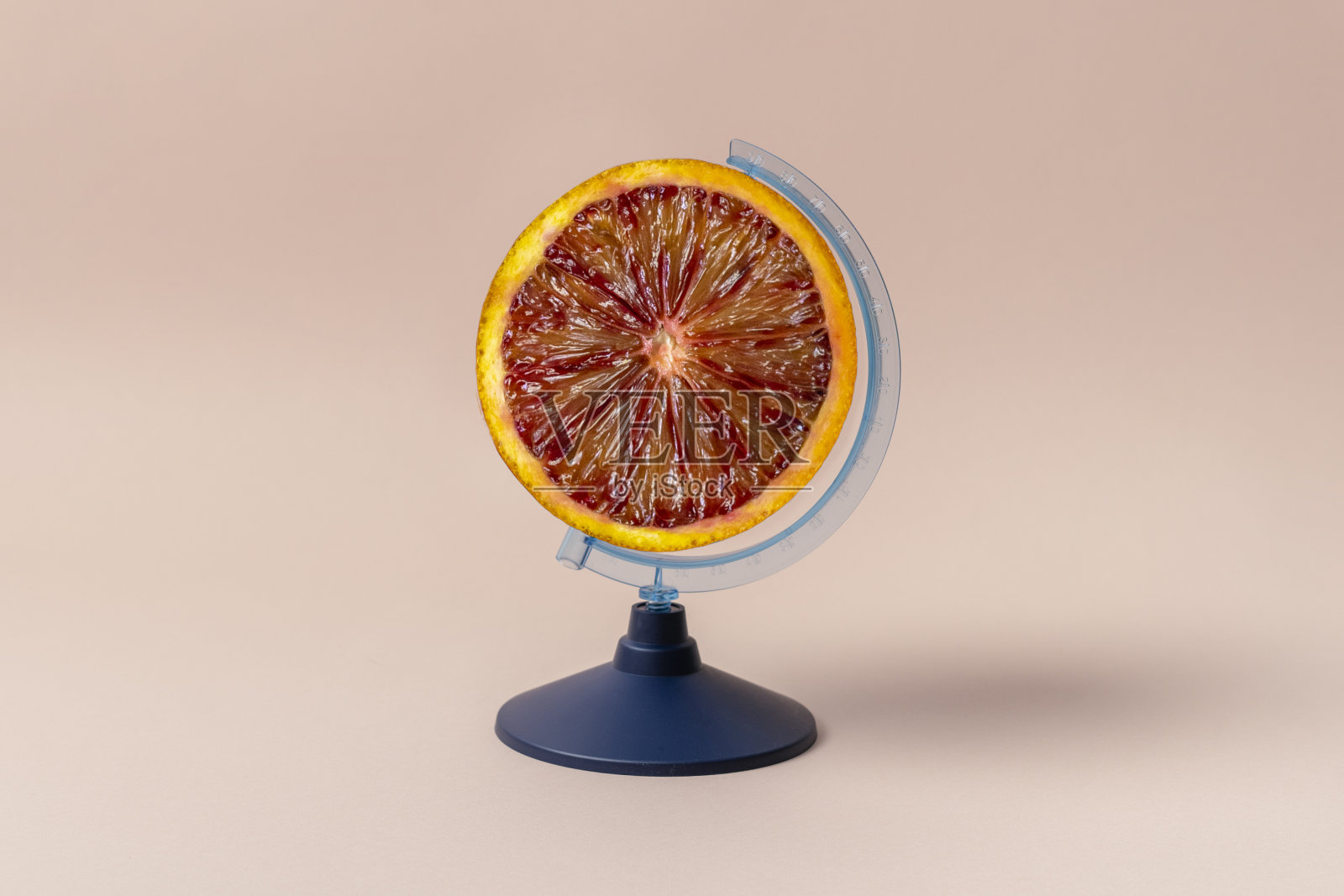 用水果做成的地球创意概念，全球对话照片摄影图片