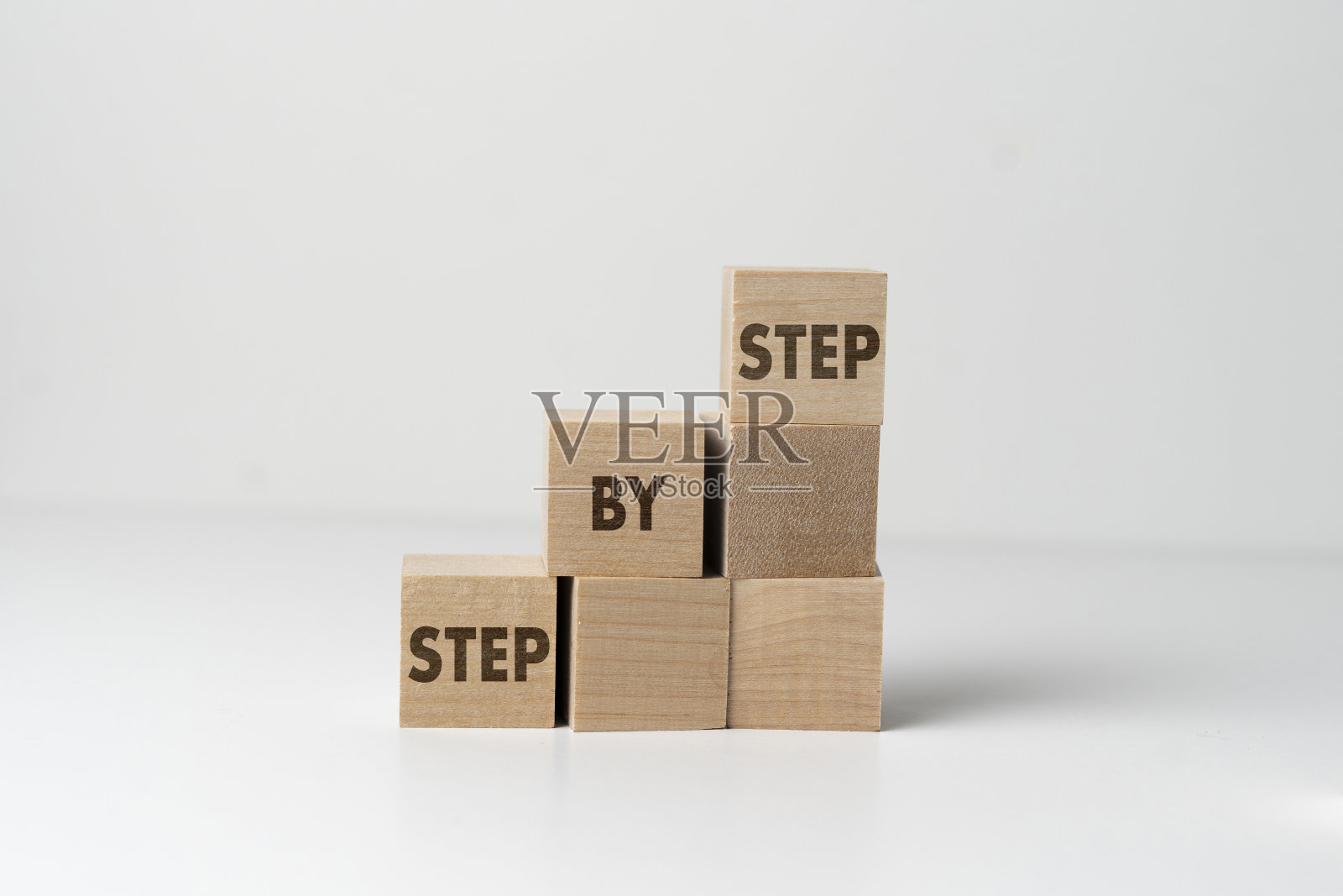 木块块带有“循序渐进”的文字，个人成长理念照片摄影图片