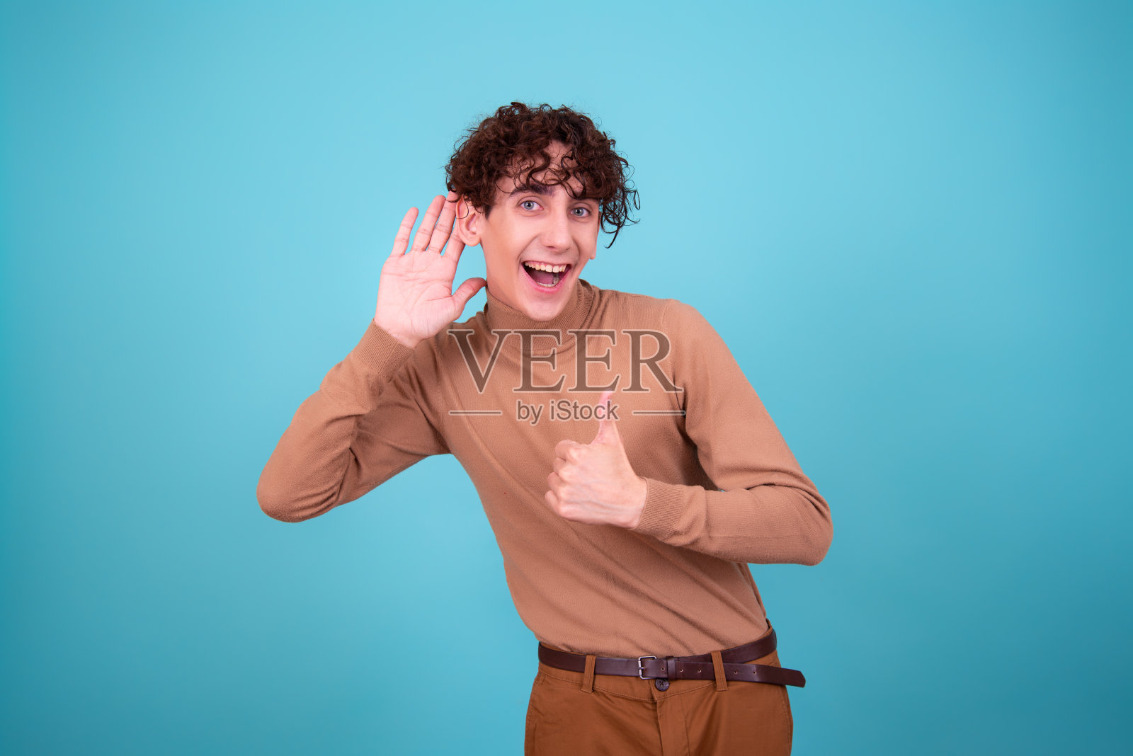 一个有魅力的男人有不同的情感。照片摄影图片