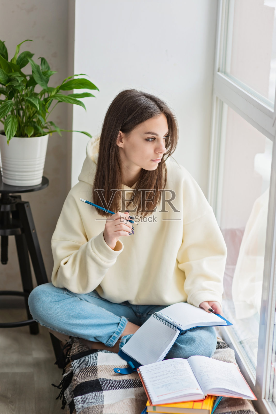 一位十几岁的女孩正在家里远程备考。家庭教育,教育。软选择聚焦。照片摄影图片