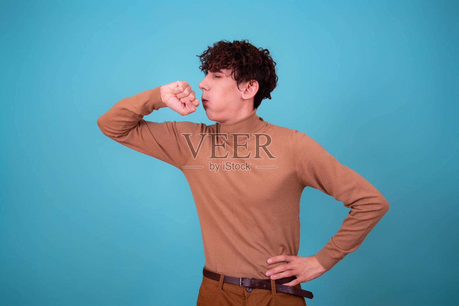 一个有魅力的男人有不同的情感。照片摄影图片