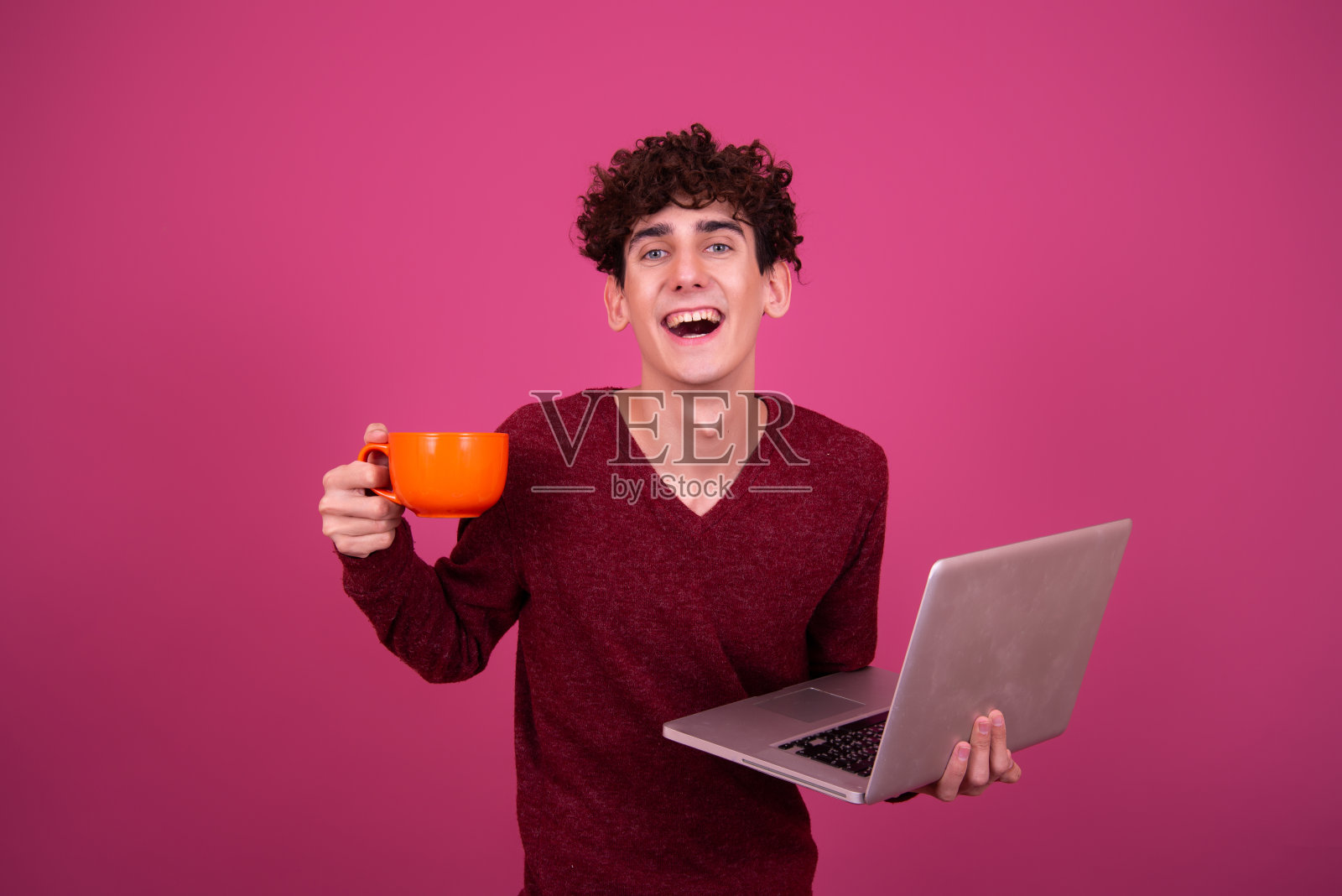 带着笔记本电脑的快乐有趣的学生。照片摄影图片