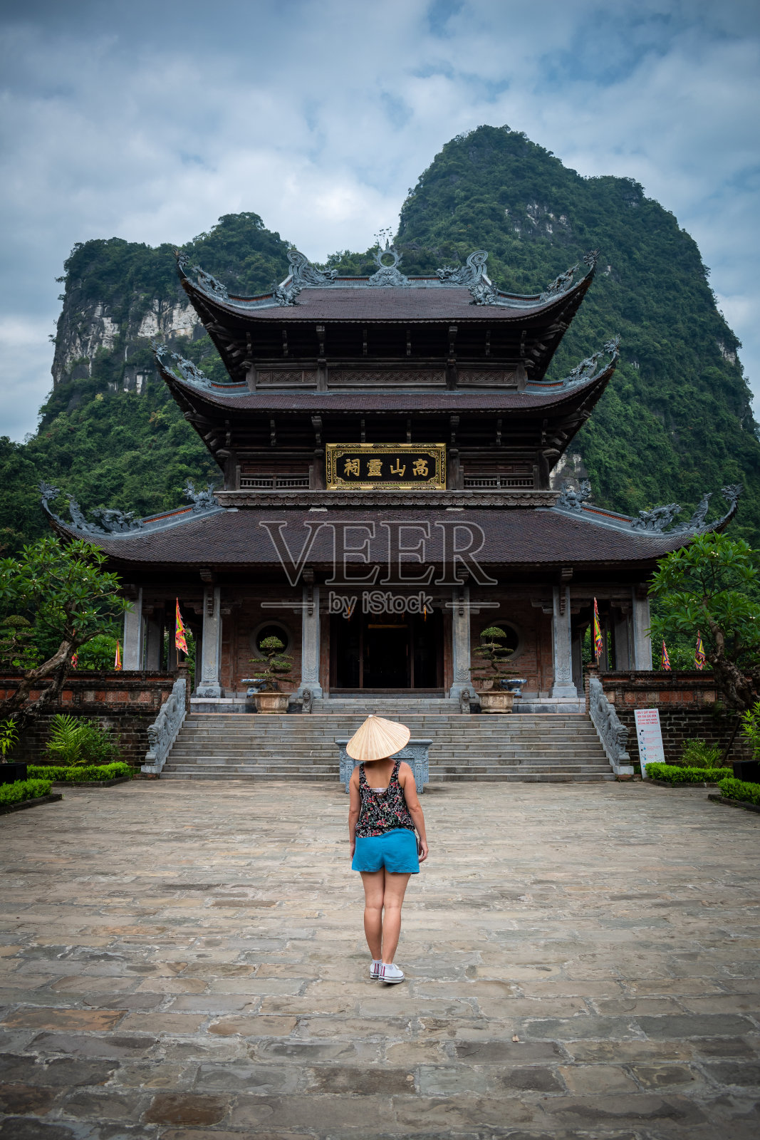 游客参观越南寺庙。照片摄影图片