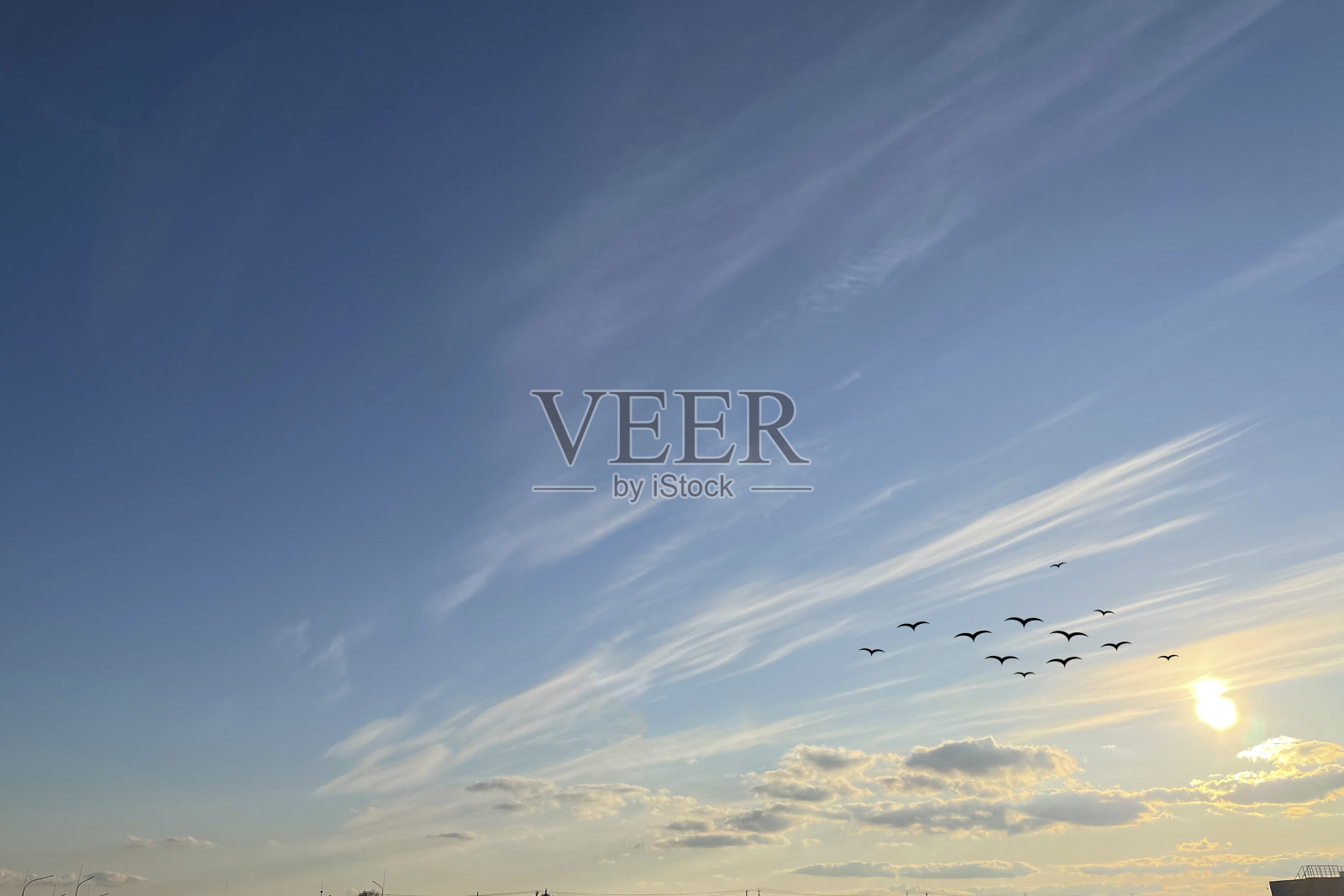 一个时间管理的概念，员工手持一个时钟照片摄影图片