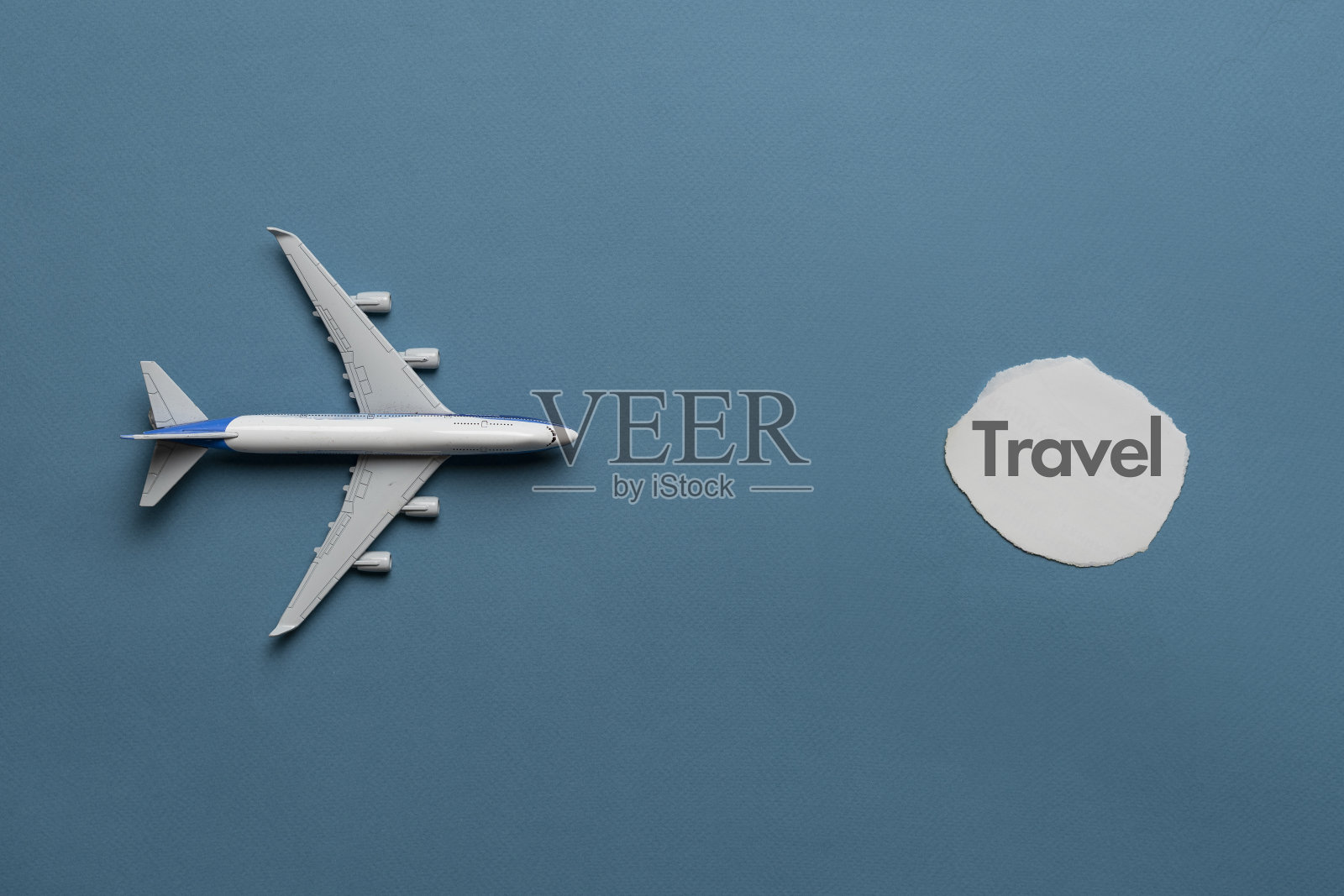 迷你飞机的俯视图，上面有一张写着“旅行”的纸照片摄影图片