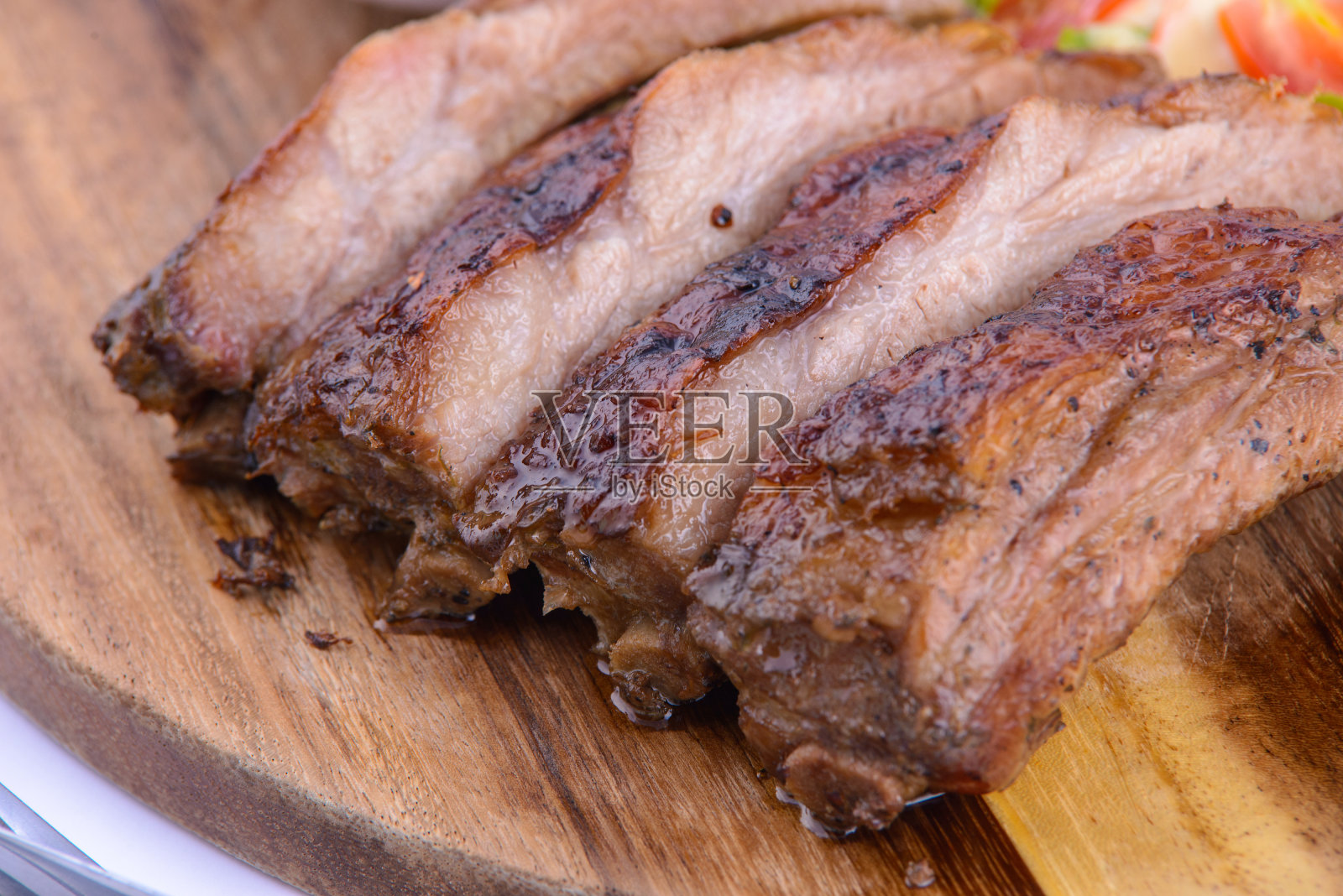 木盘烤猪肉排配泰式酱汁。照片摄影图片